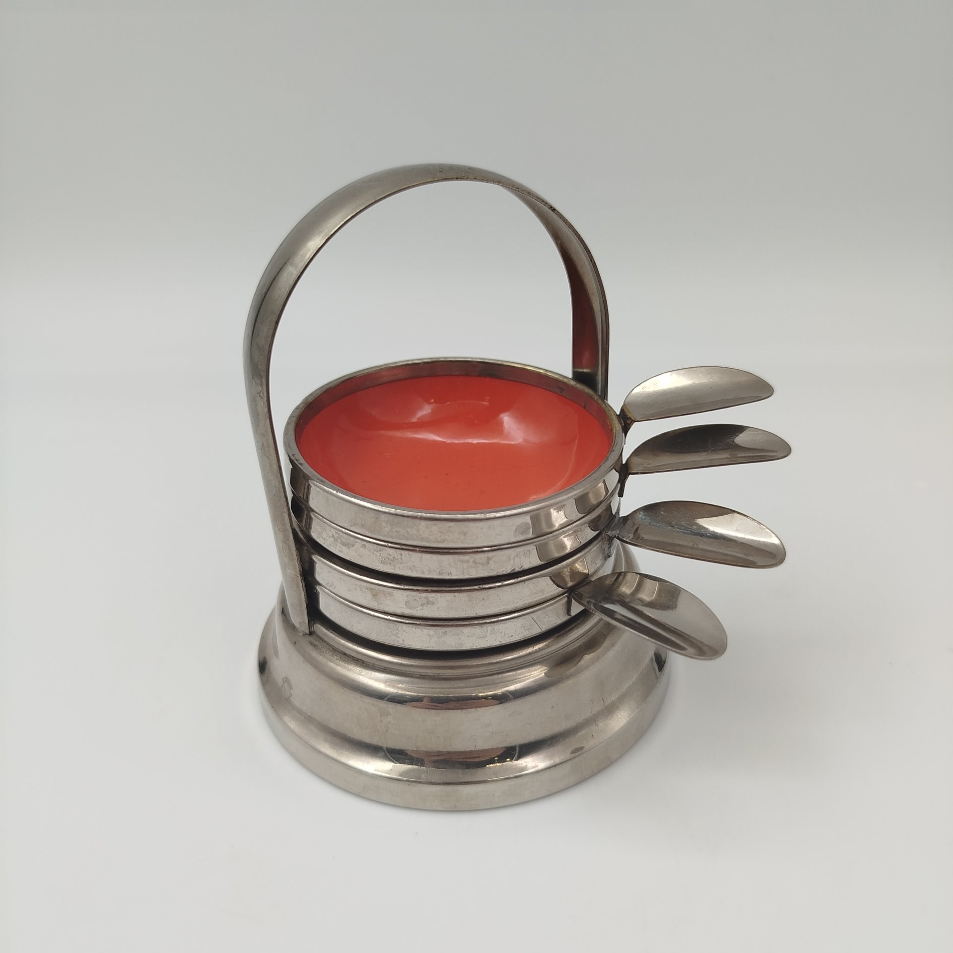 Набор из четырех миниатюрных пепельниц лаконичного дизайна, на подставке, металл, эмаль, Европа, 1960-1980 гг.