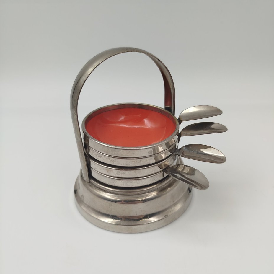 Набор из четырех миниатюрных пепельниц лаконичного дизайна, на подставке, металл, эмаль, Европа, 1960-1980 гг.