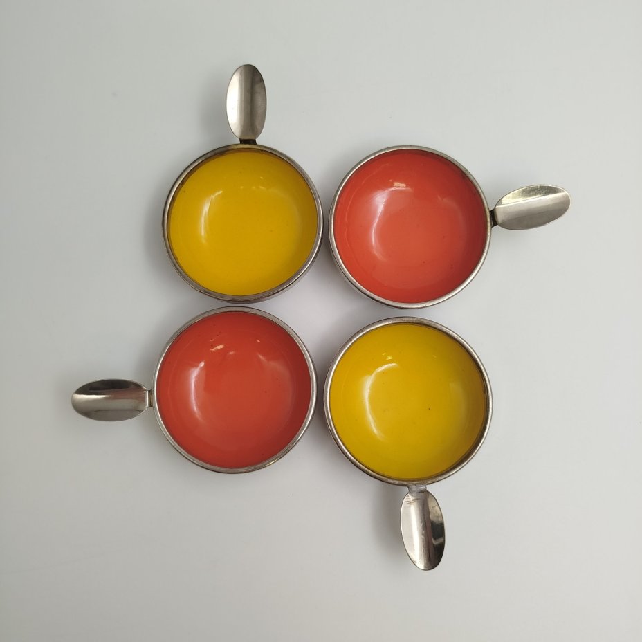 Набор из четырех миниатюрных пепельниц лаконичного дизайна, на подставке