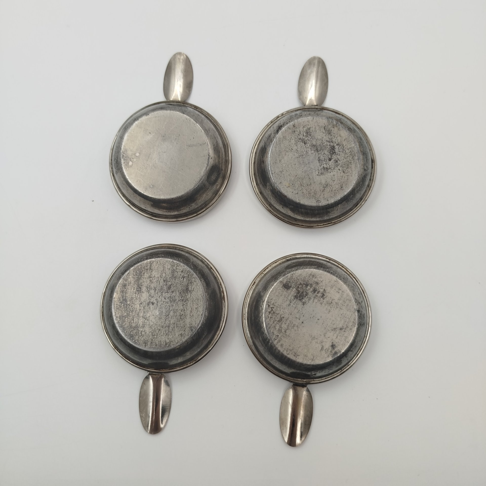 Набор из четырех миниатюрных пепельниц лаконичного дизайна, на подставке, металл, эмаль, Европа, 1960-1980 гг.