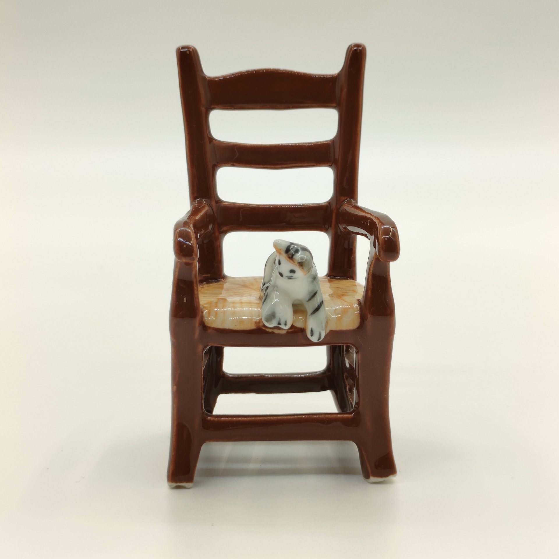 Статуэтка "Котенок на стуле", фарфор, роспись, Lefard (Лефард), Китай, 2000-2020 гг.