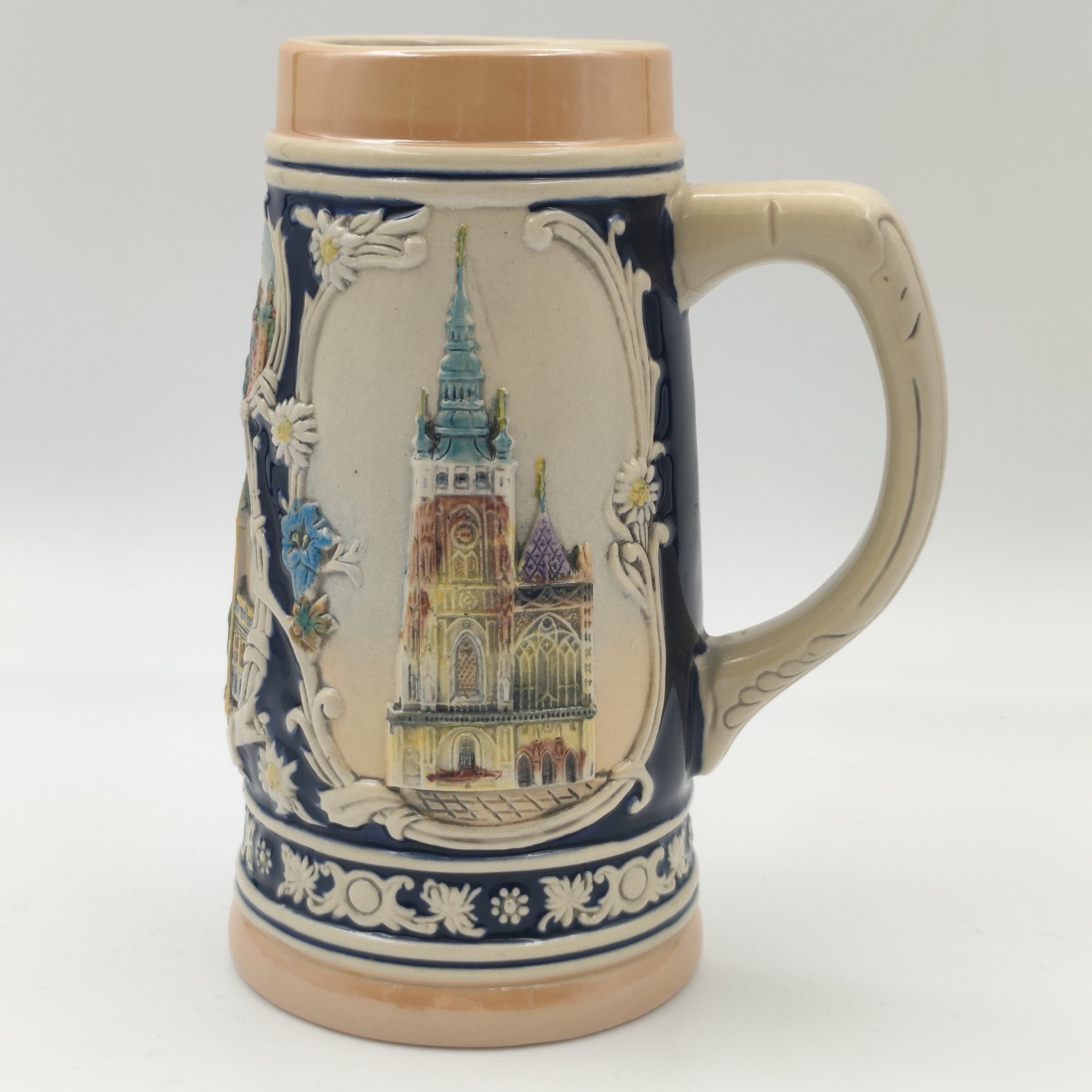 Кружка пивная, украшенная достопримечательностями Праги, керамика, крытье, роспись, Германия, 1980-2000 гг.