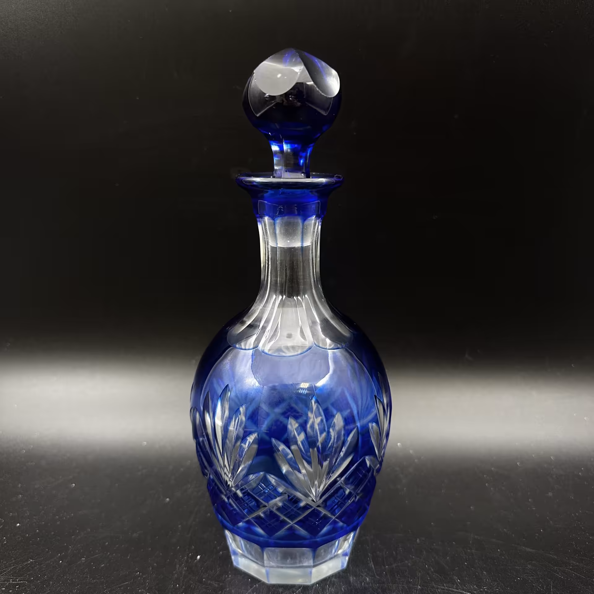 Штоф из двухцветного стекла, декорированного в технике алмазной грани