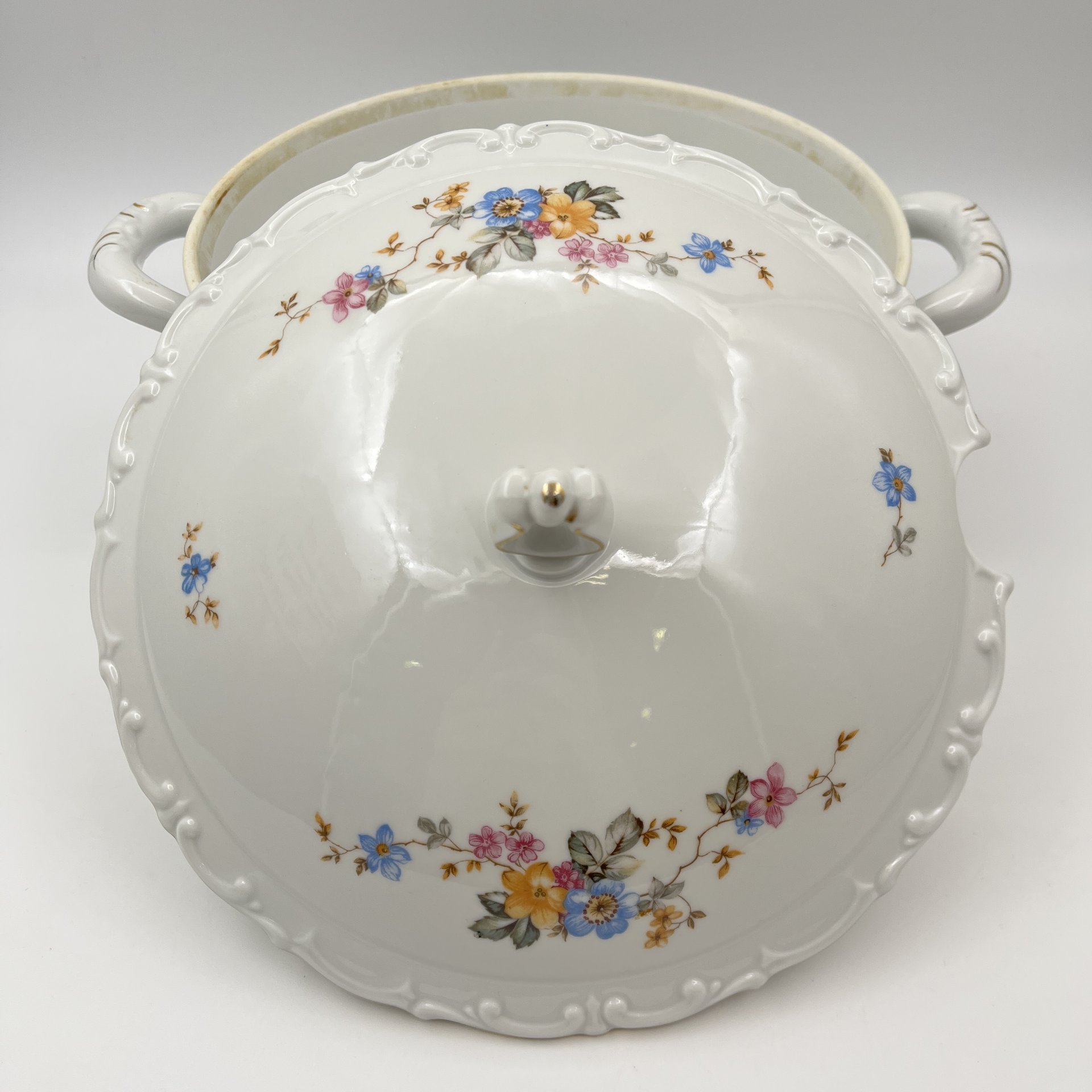 Супница с цветочным и рельефным декором