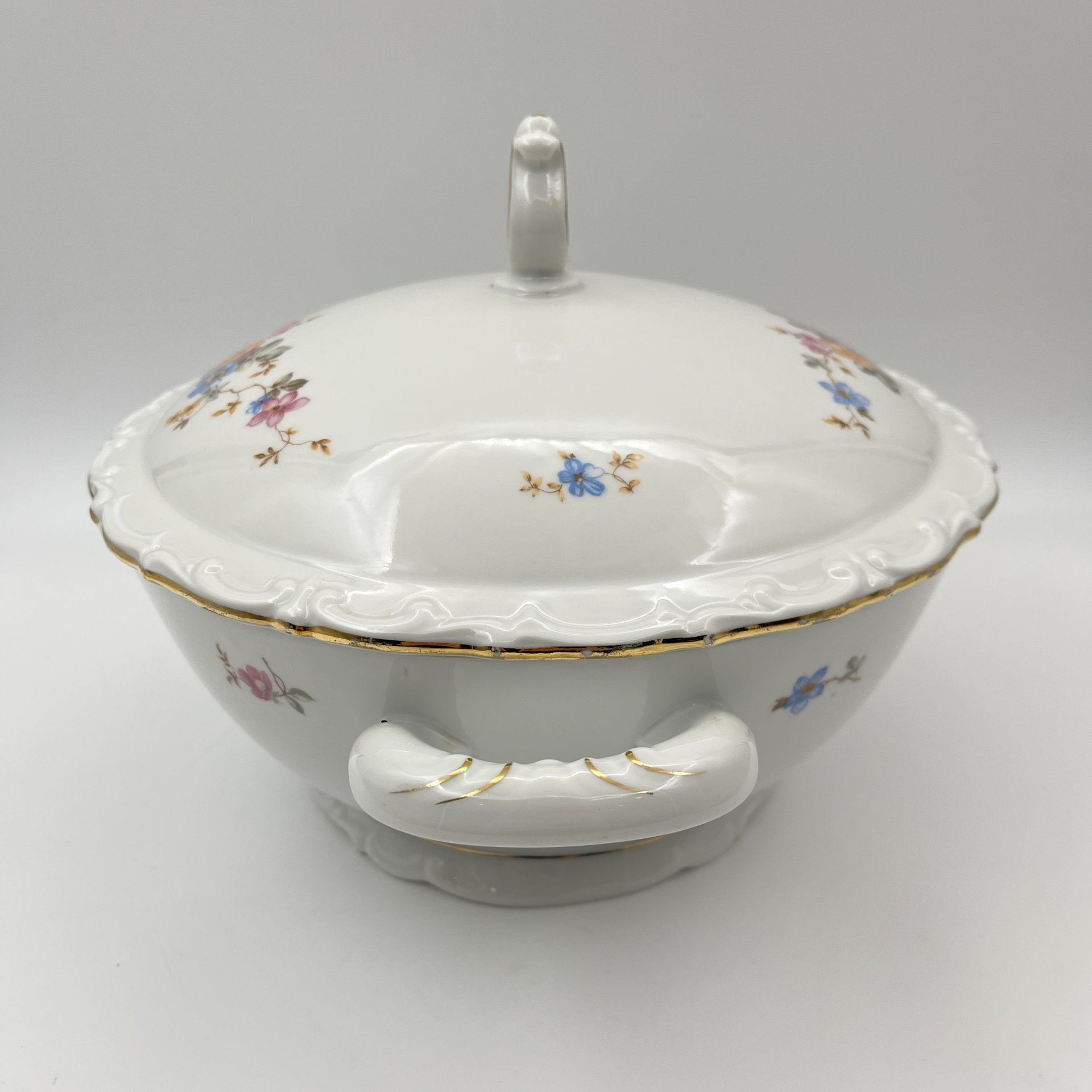 Супница с цветочным и рельефным декором