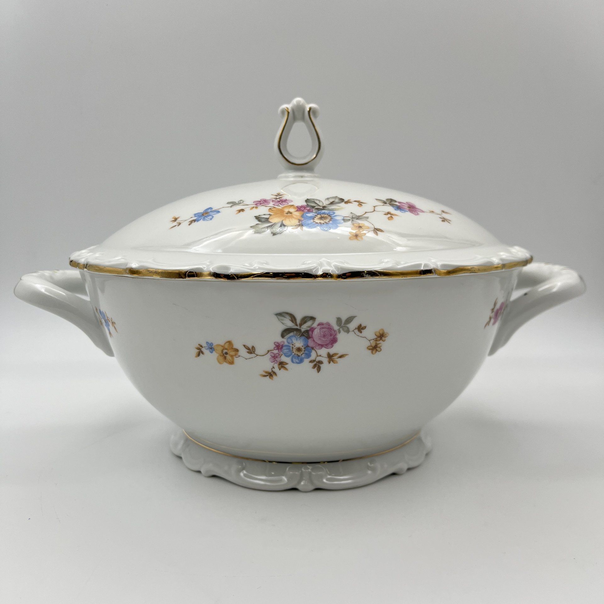 Супница с цветочным и рельефным декором