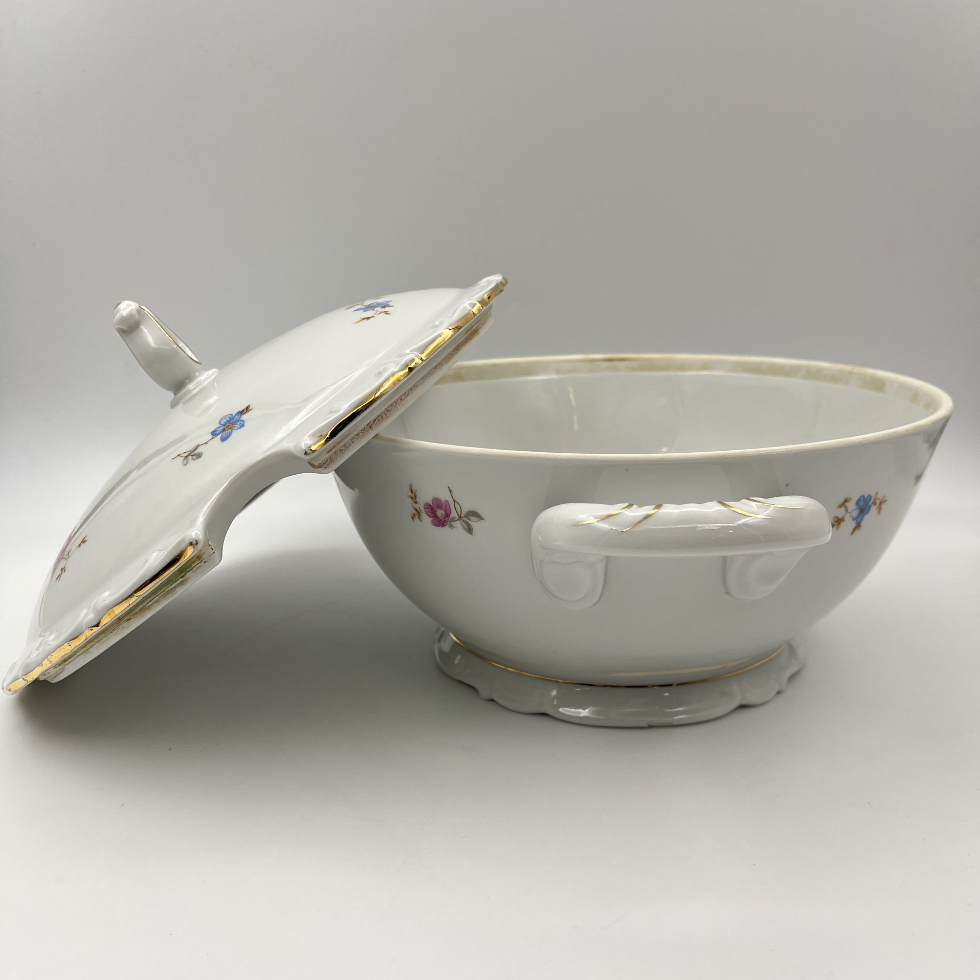 Супница с цветочным и рельефным декором