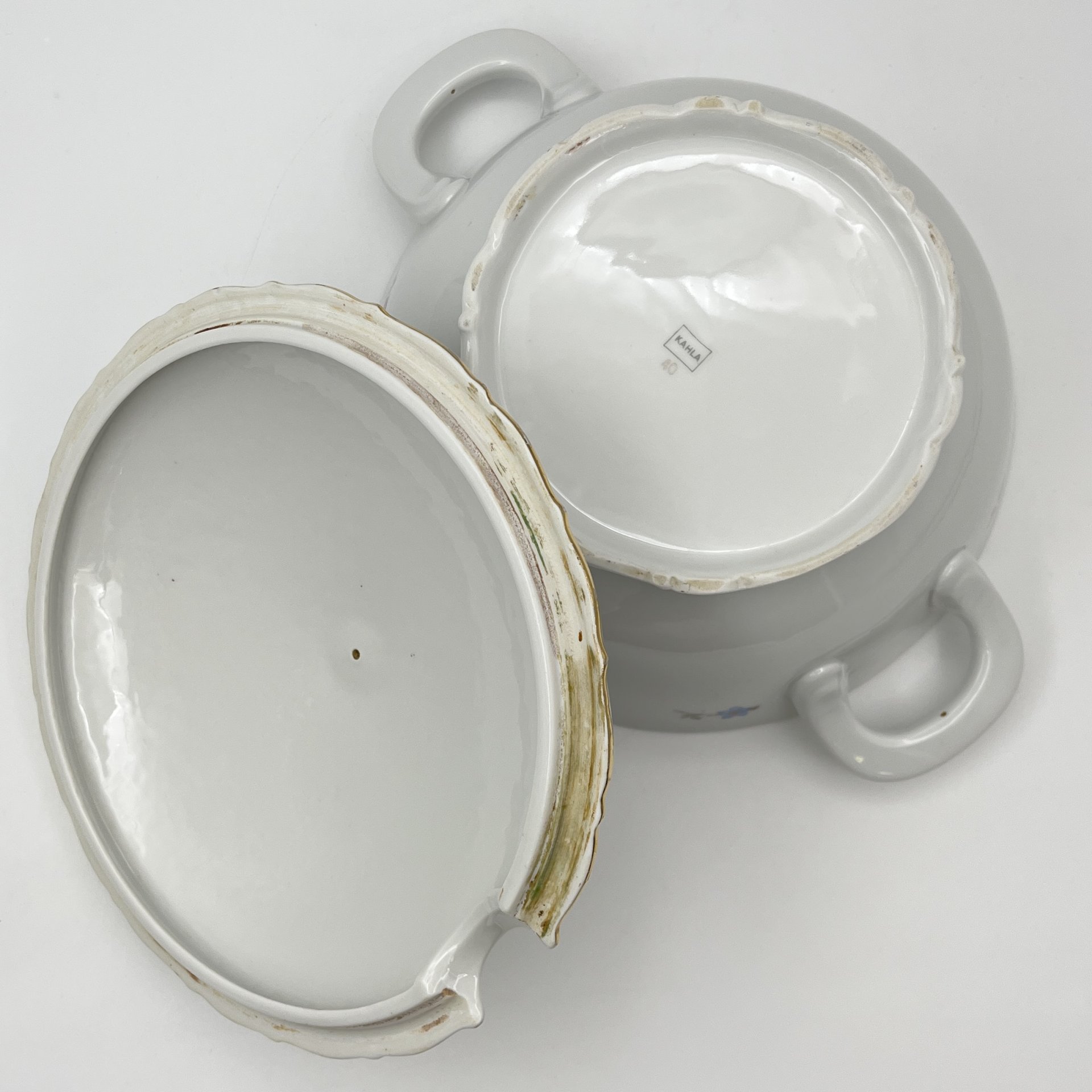 Супница с цветочным и рельефным декором