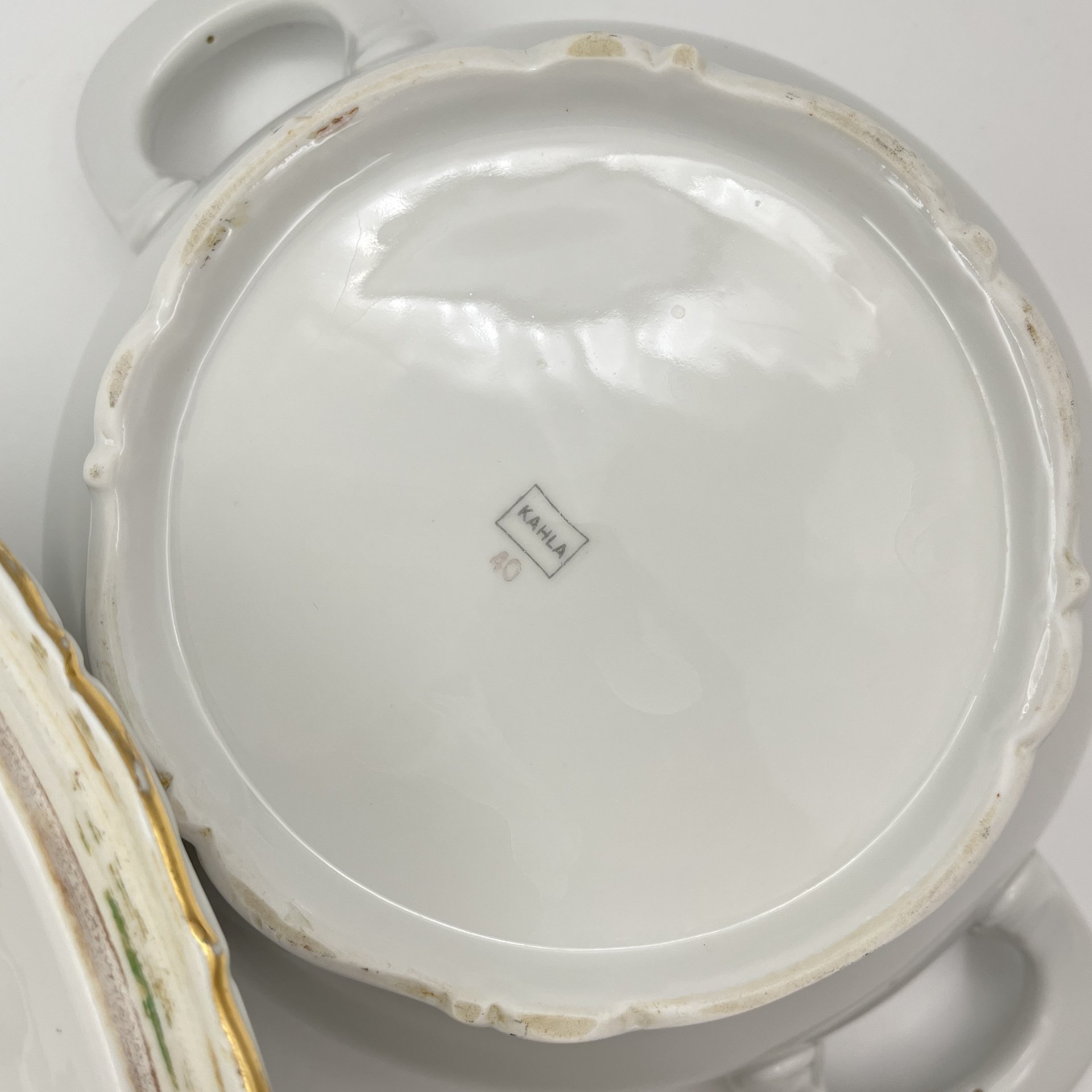 Супница с цветочным и рельефным декором