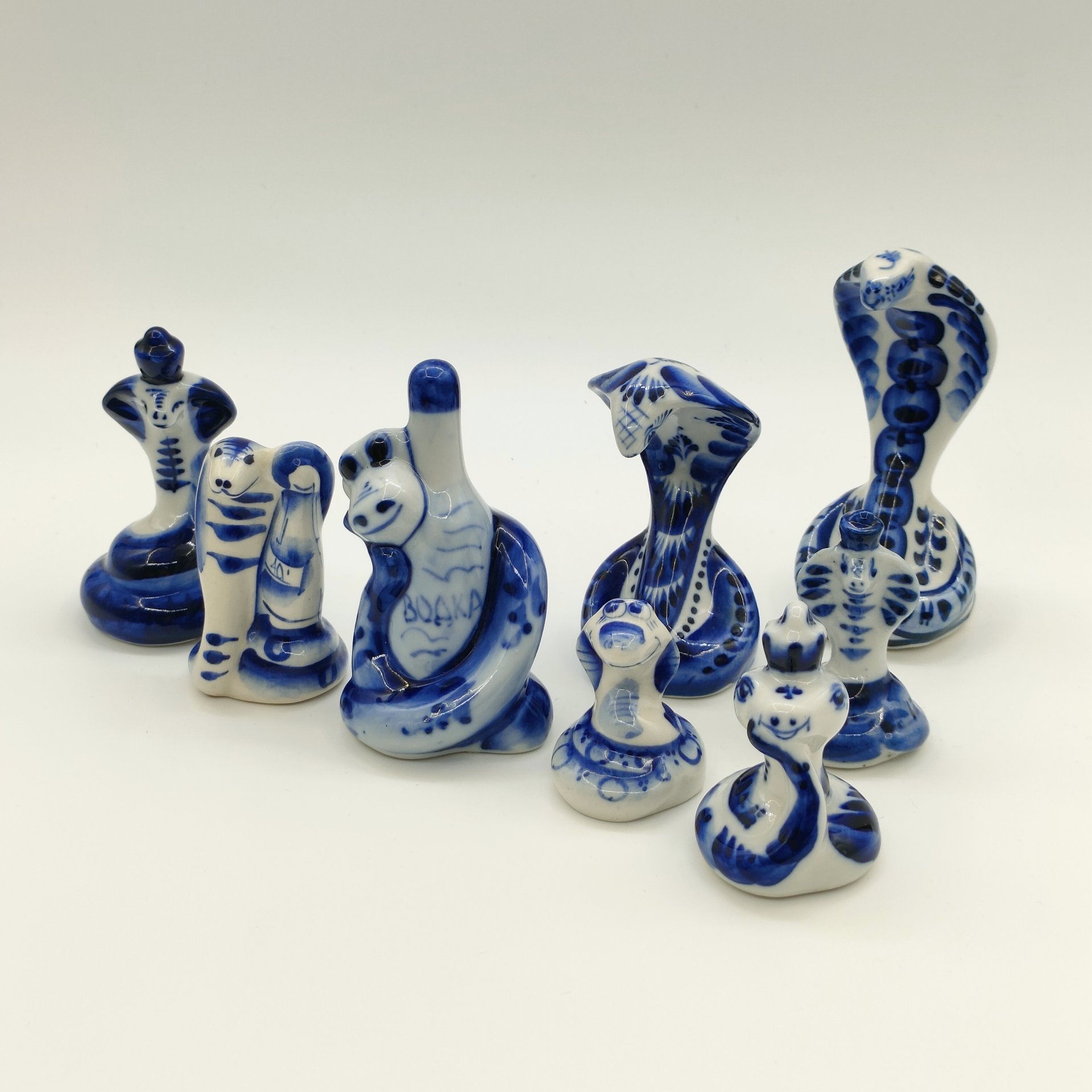 Набор из восьми статуэток "Змеи", Гжель, фарфор, роспись, Россия, 1980-2010 гг.