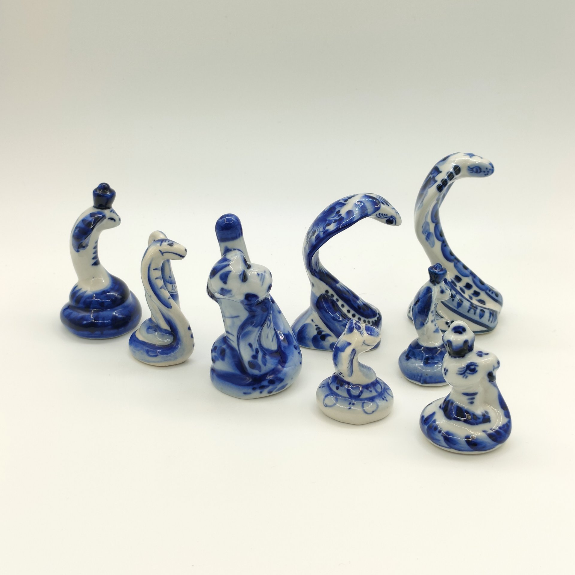 Набор из восьми статуэток "Змеи", Гжель, фарфор, роспись, Россия, 1980-2010 гг.