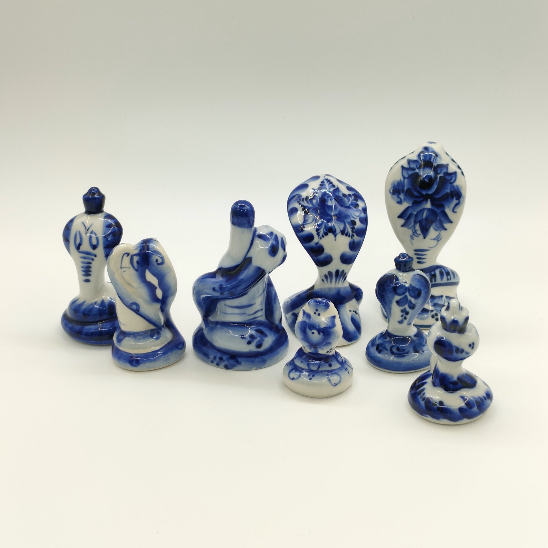 Набор из восьми статуэток "Змеи", Гжель, фарфор, роспись, Россия, 1980-2010 гг.