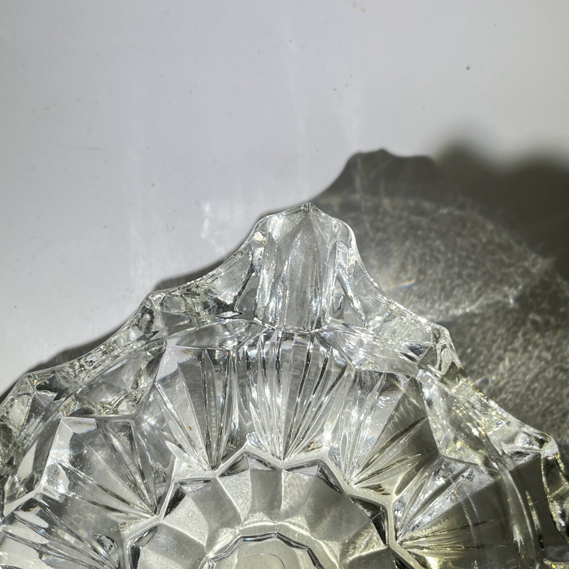 Пепельница квадратной формы с геометрическим декором, хрусталь, пресс, Гусевской хрустальный завод (Гусь-Хрустальный), СССР, 1963-1973 гг.