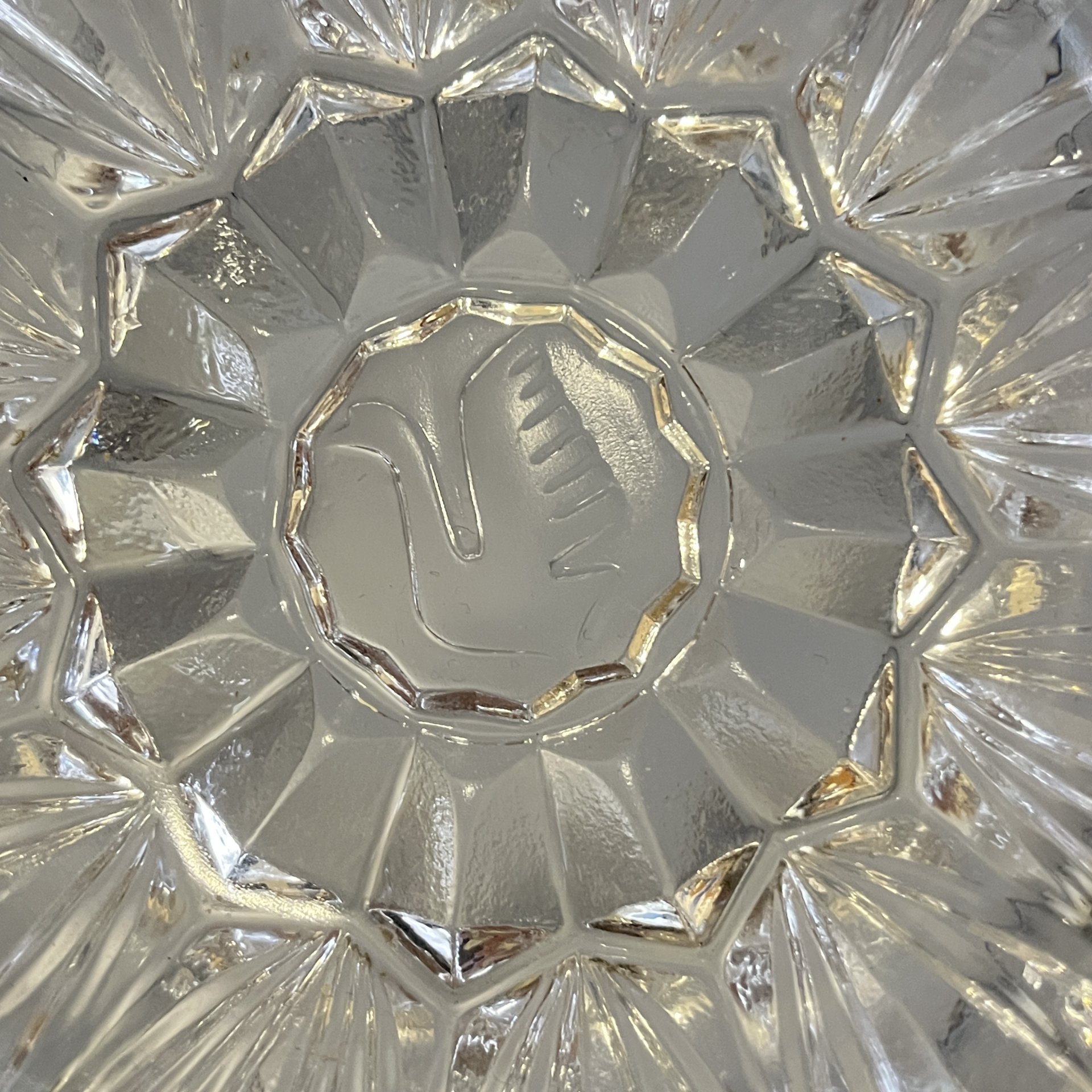 Пепельница квадратной формы с геометрическим декором, хрусталь, пресс, Гусевской хрустальный завод (Гусь-Хрустальный), СССР, 1963-1973 гг.