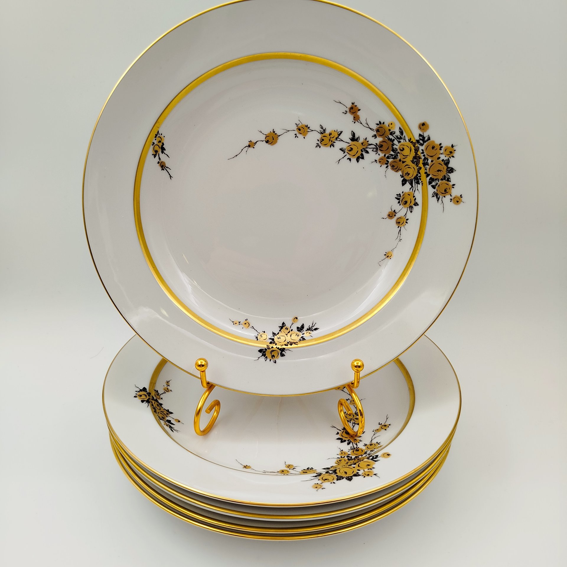 Набор из шести суповых тарелок с цветочным декором золотистого цвета