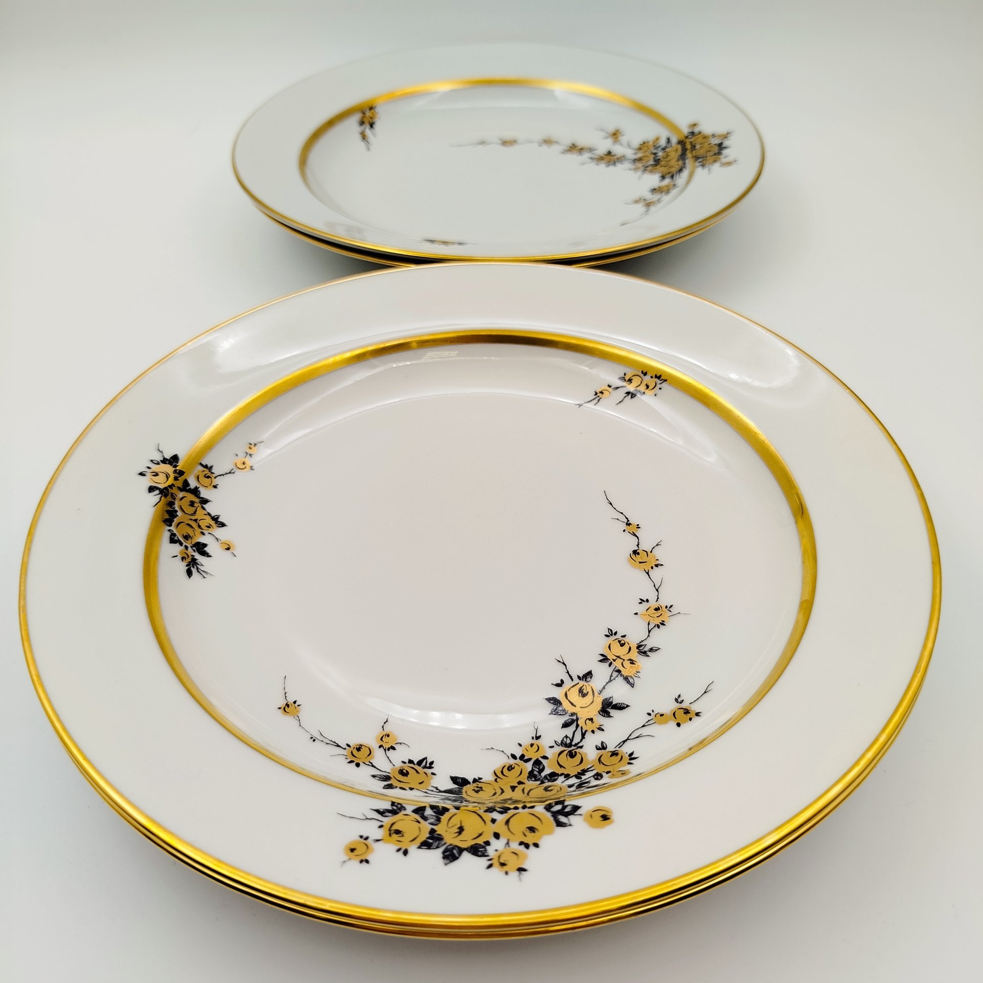 Набор из шести суповых тарелок с цветочным декором золотистого цвета