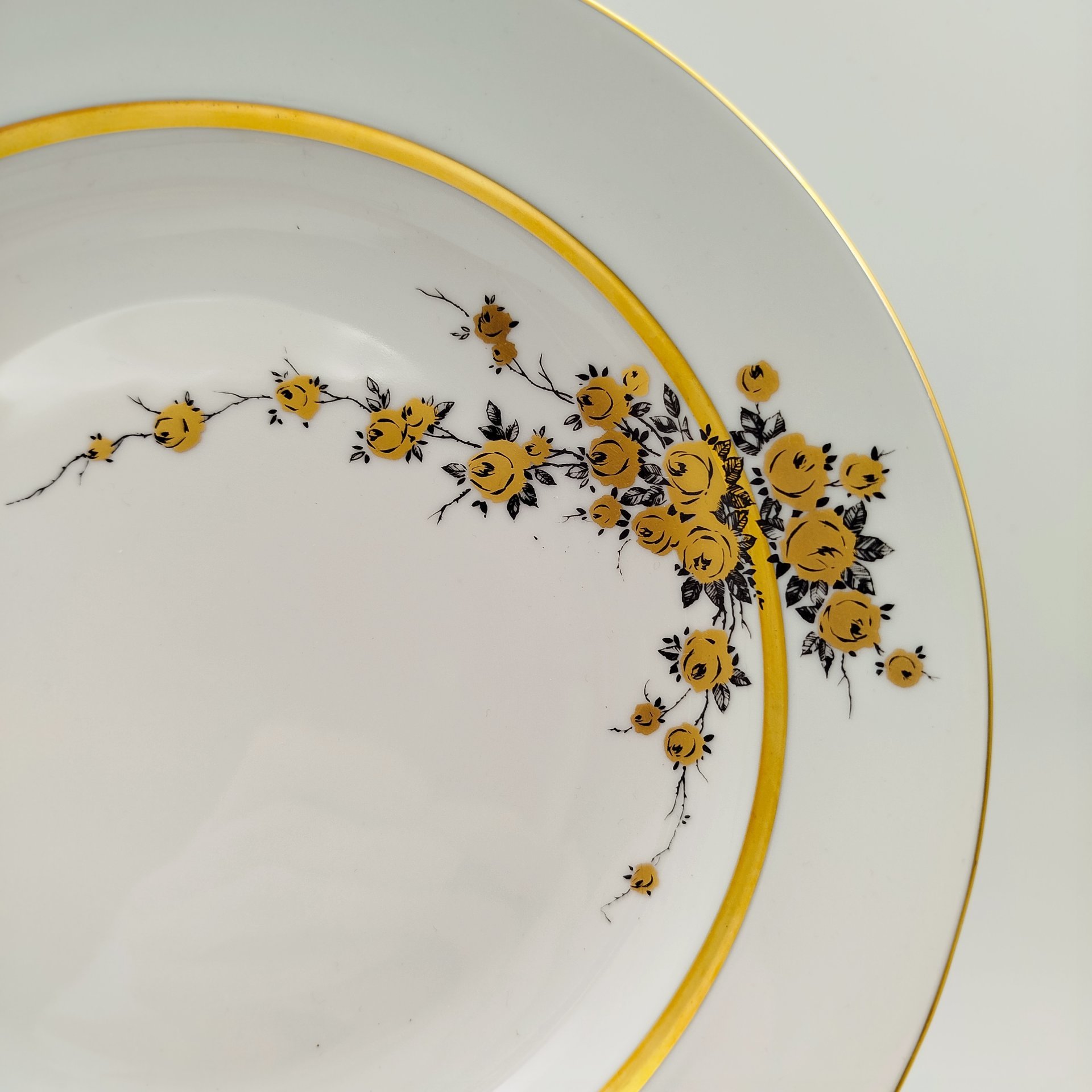 Набор из шести суповых тарелок с цветочным декором золотистого цвета