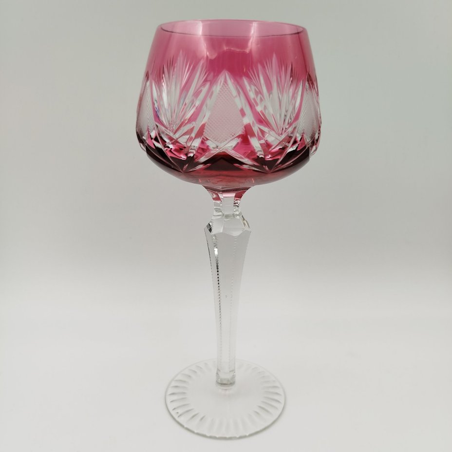 Бокал винный марганцевого оттена с резным декором
