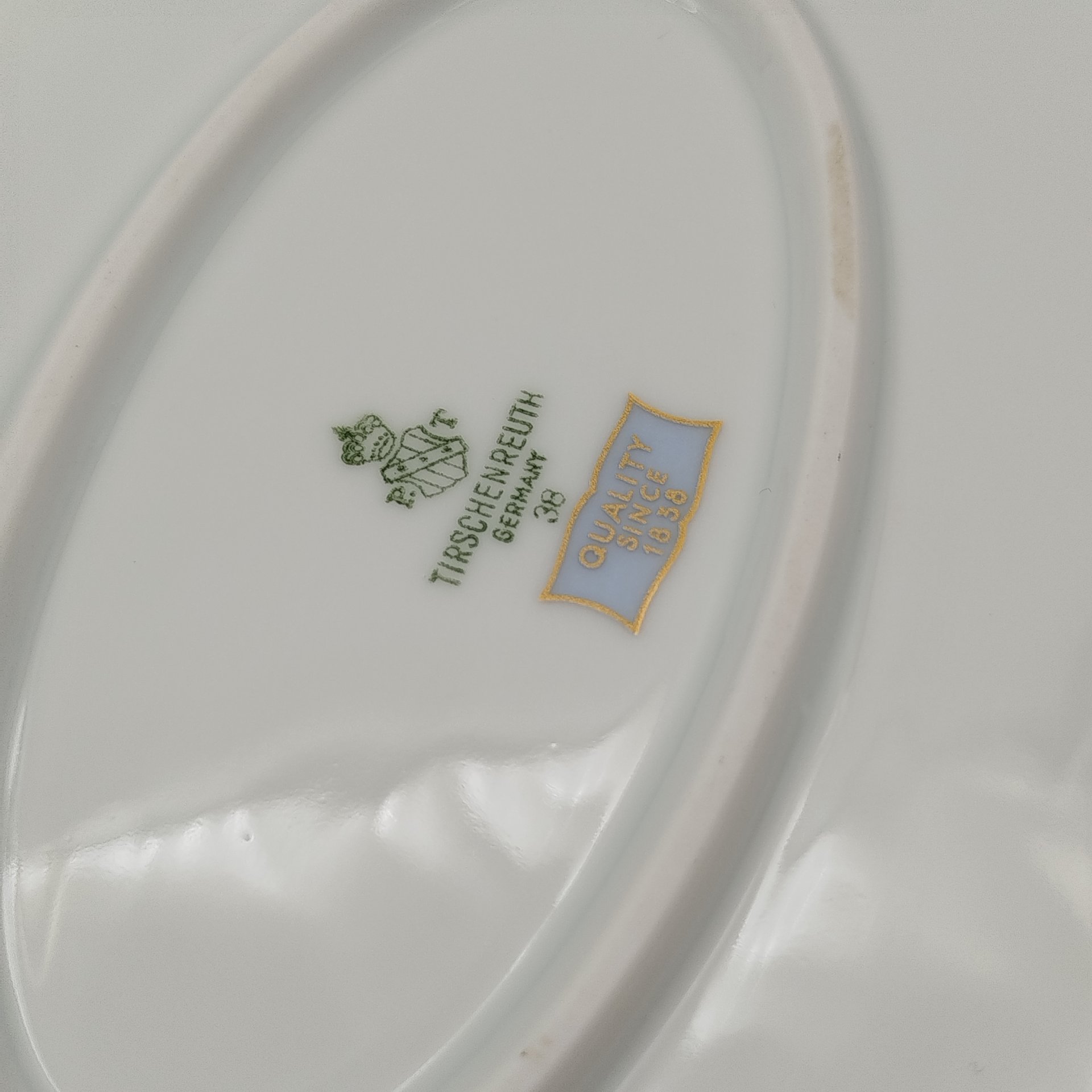 Блюдо овальной формы с растительным декором, серия "Charleroi-Bruxelles", фарфор, золочение, Tirschenreuth, Германия, 1969-1990 гг.