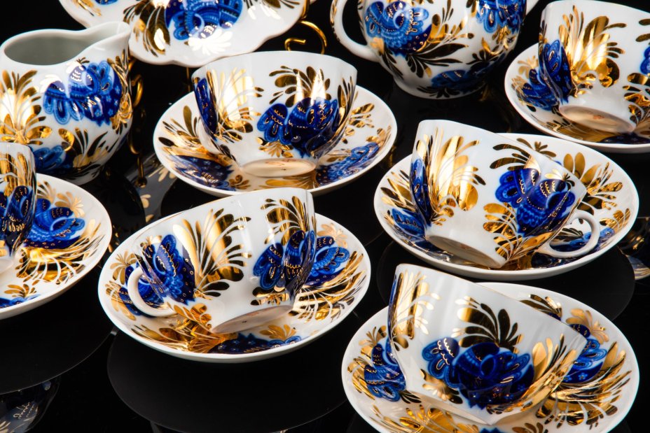 Сервиз чайный "Золотой сад" на 6 персон (15 предметов), автор формы "Тюльпан" С.Е. Яковлева, автор рисунка Н.П. Славина, фарфор, деколь, роспись золотом, золочение, Ленинградский фарфоровый завод (ЛФЗ), СССР, 1972-1991 гг.