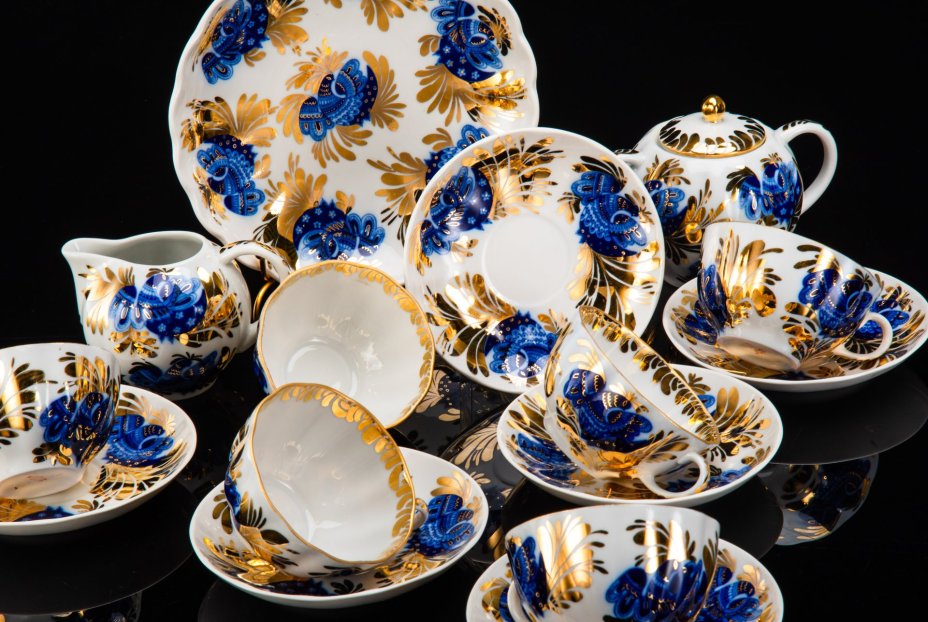 Сервиз чайный "Золотой сад" на 6 персон (15 предметов), автор формы "Тюльпан" С.Е. Яковлева, автор рисунка Н.П. Славина, фарфор, деколь, роспись золотом, золочение, Ленинградский фарфоровый завод (ЛФЗ), СССР, 1972-1991 гг.