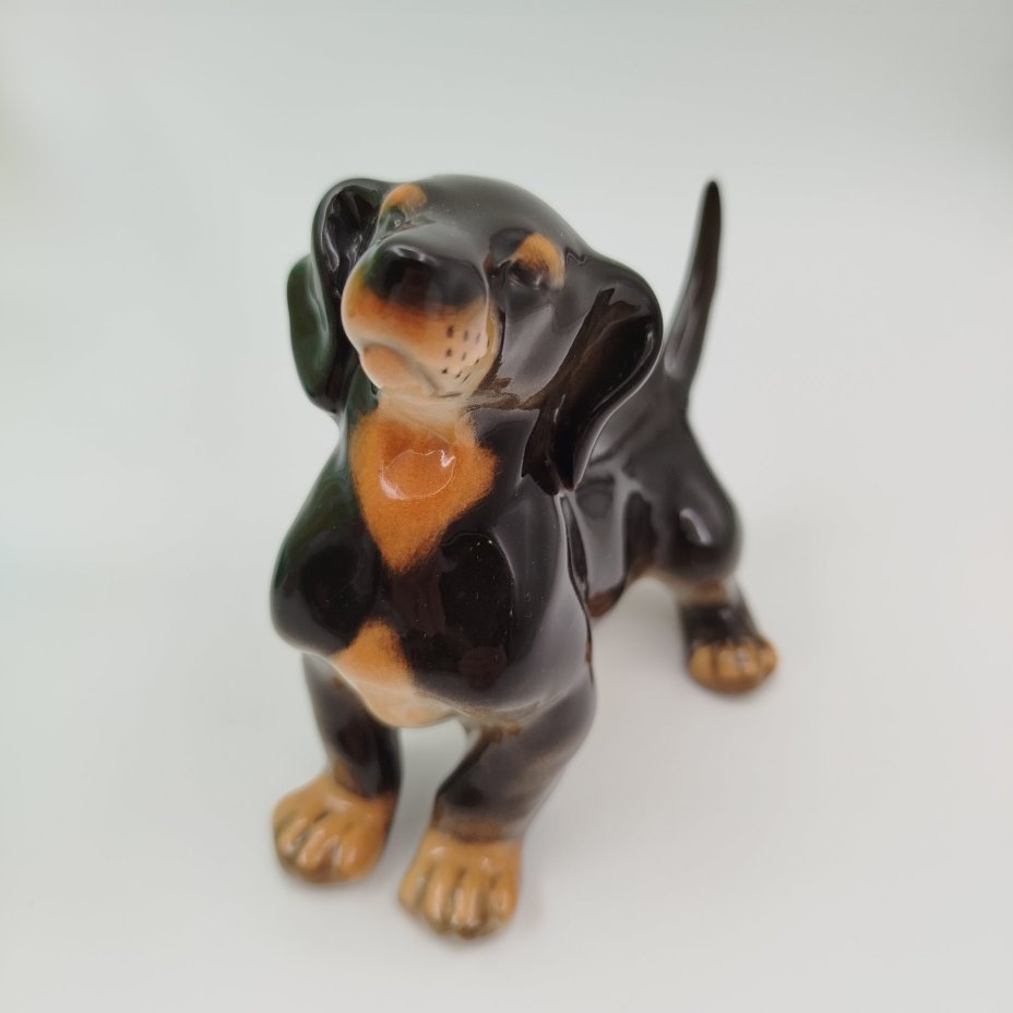 Статуэтка "Такса", скульптор Б.Я. Воробьев, фарфор, аэрография, Ленинградский фарфоровый завод (ЛФЗ), Россия, 1991-2005 гг.
