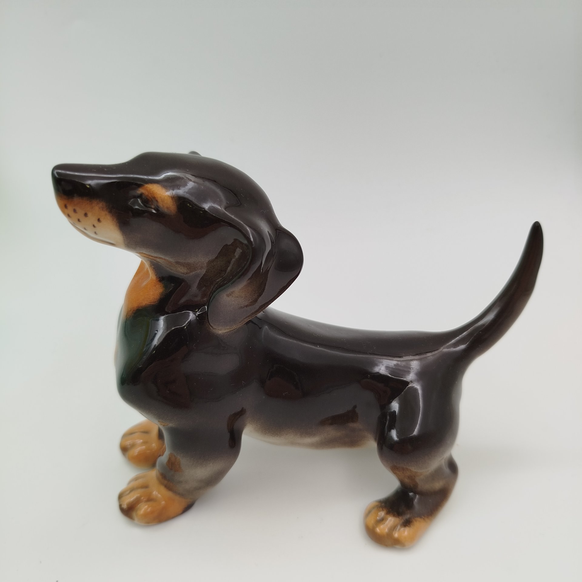 Статуэтка "Такса", скульптор Б.Я. Воробьев, фарфор, аэрография, Ленинградский фарфоровый завод (ЛФЗ), Россия, 1991-2005 гг.