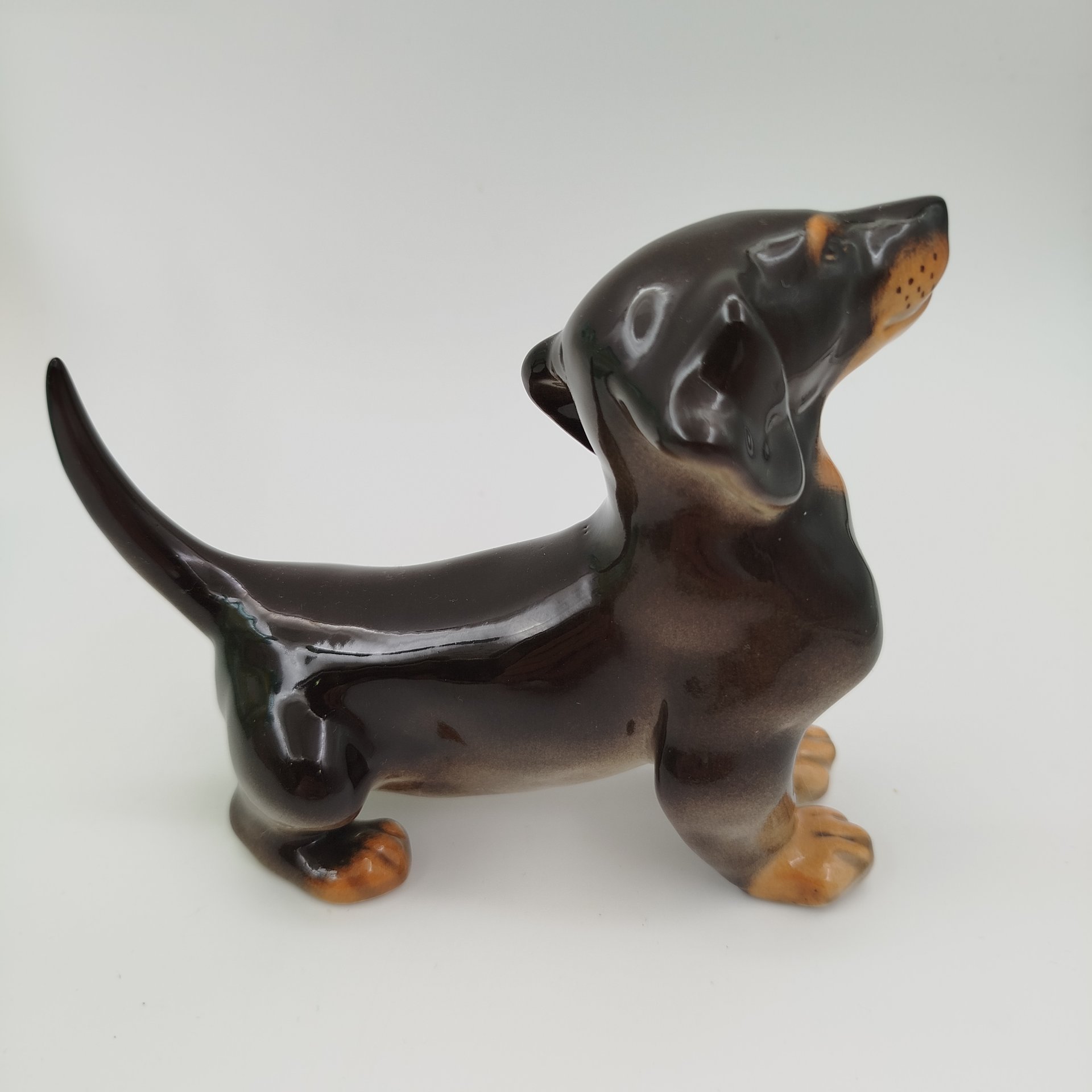 Статуэтка "Такса", скульптор Б.Я. Воробьев, фарфор, аэрография, Ленинградский фарфоровый завод (ЛФЗ), Россия, 1991-2005 гг.