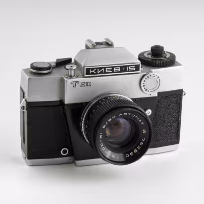 Фотоаппарат «Киев-15 TEE» с объективом «Гелиос-81» в оригинальном кофре, Киевский завод «Арсенал»