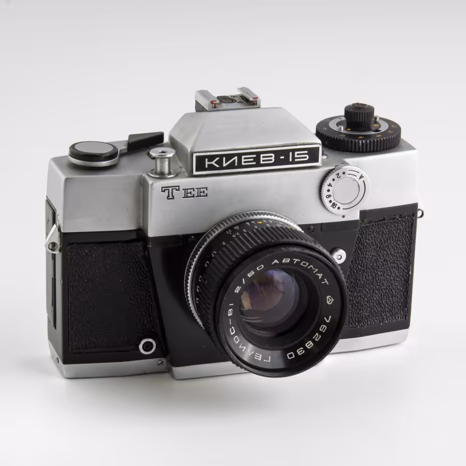Фотоаппарат «Киев-15 TEE» с объективом «Гелиос-81» в оригинальном кофре, Киевский завод «Арсенал»