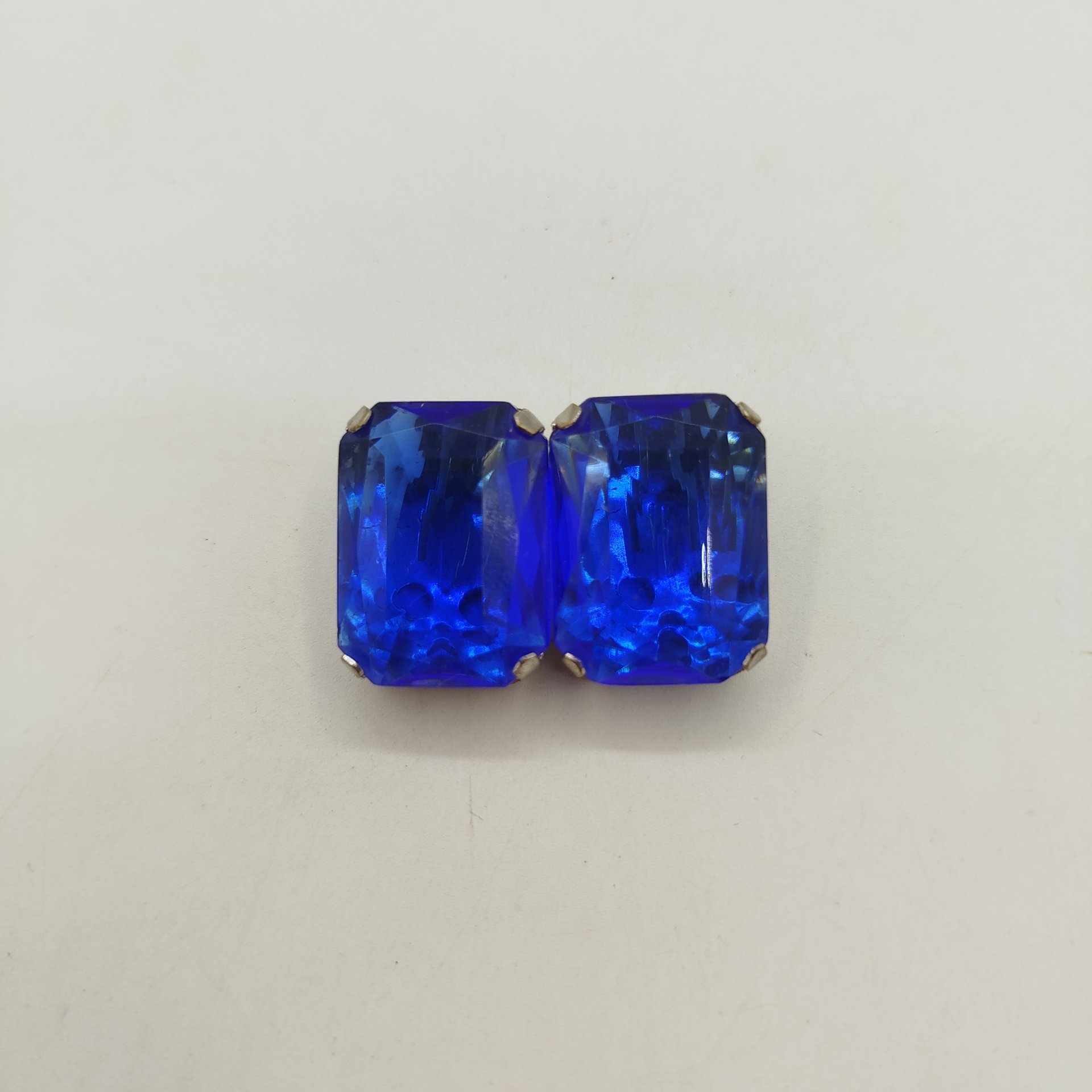 Серьги-клипсы прямоугольной формы с синей вставкой