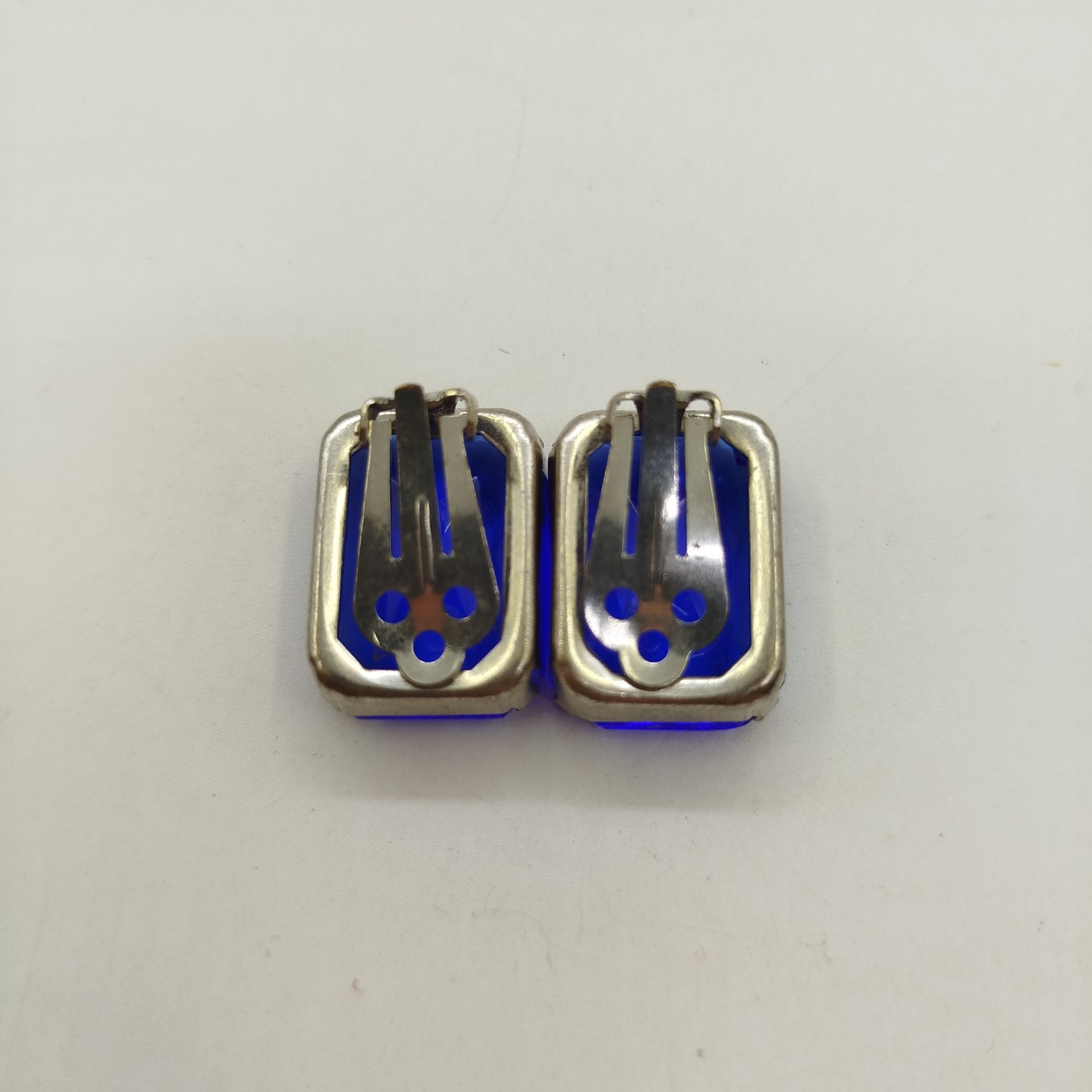 Серьги-клипсы прямоугольной формы с синей вставкой
