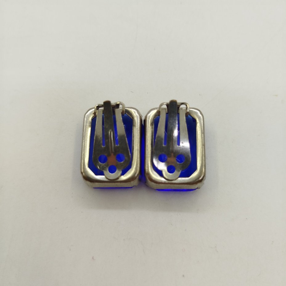 Серьги-клипсы прямоугольной формы с синей вставкой