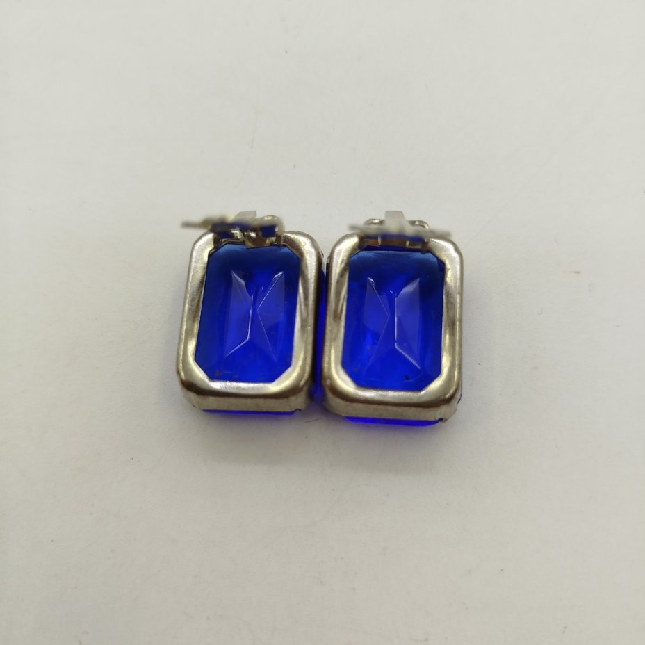 Серьги-клипсы прямоугольной формы с синей вставкой