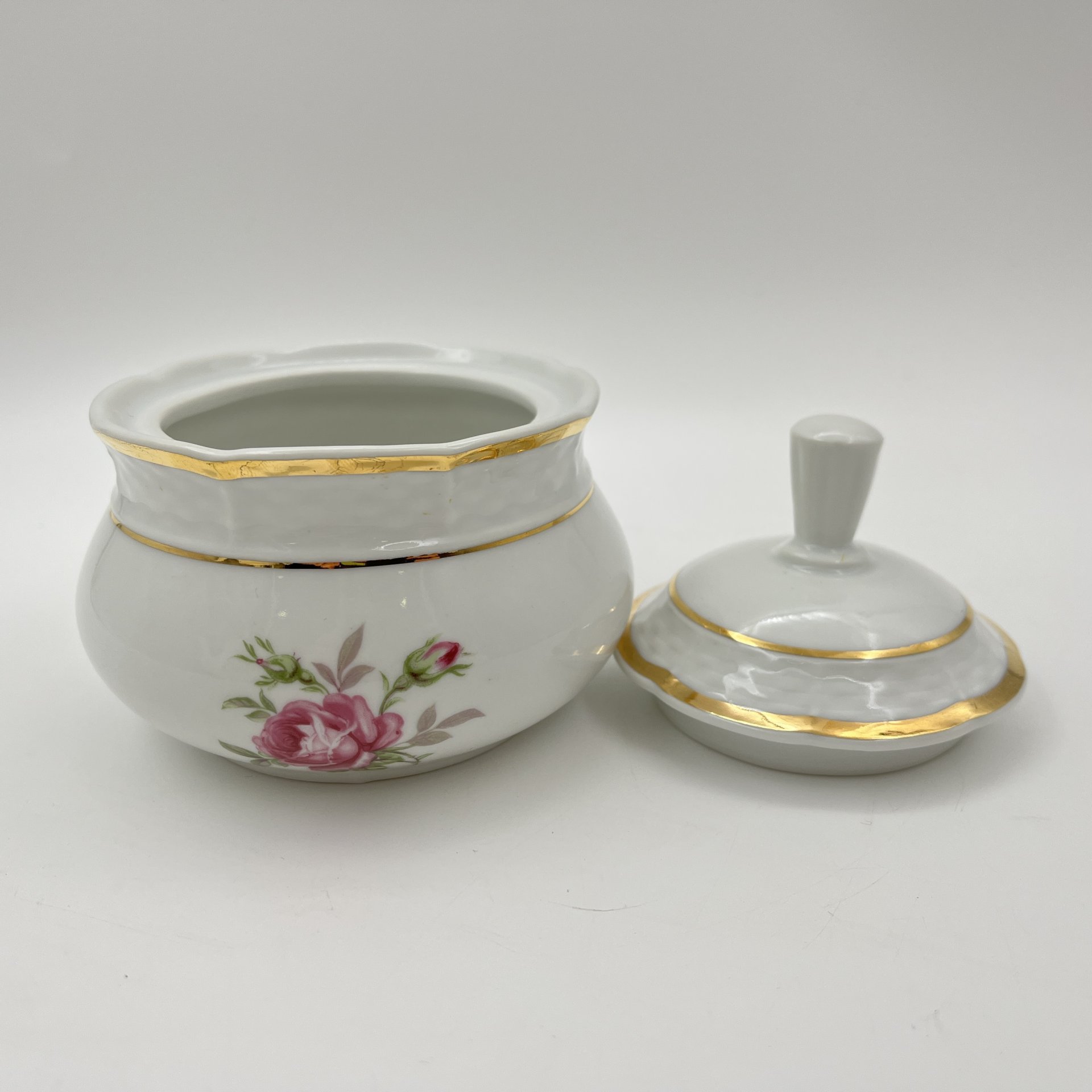 Сервиз на 3 персоны (9 предметов), украшенный изображением розы, фарфор, деколь, золочение, Thun (Тун), Чехословакия, 1970-1992 гг.