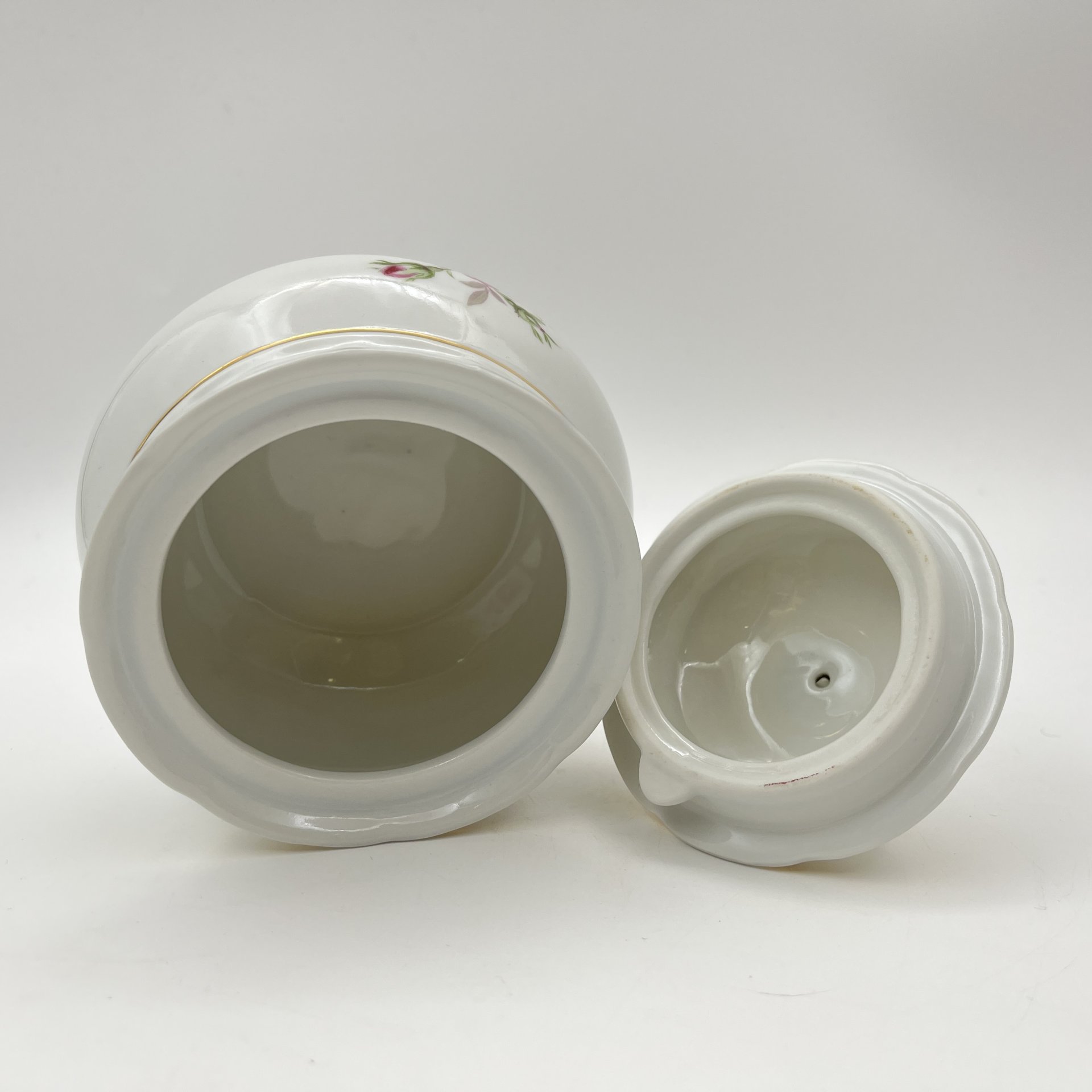 Сервиз на 3 персоны (9 предметов), украшенный изображением розы, фарфор, деколь, золочение, Thun (Тун), Чехословакия, 1970-1992 гг.