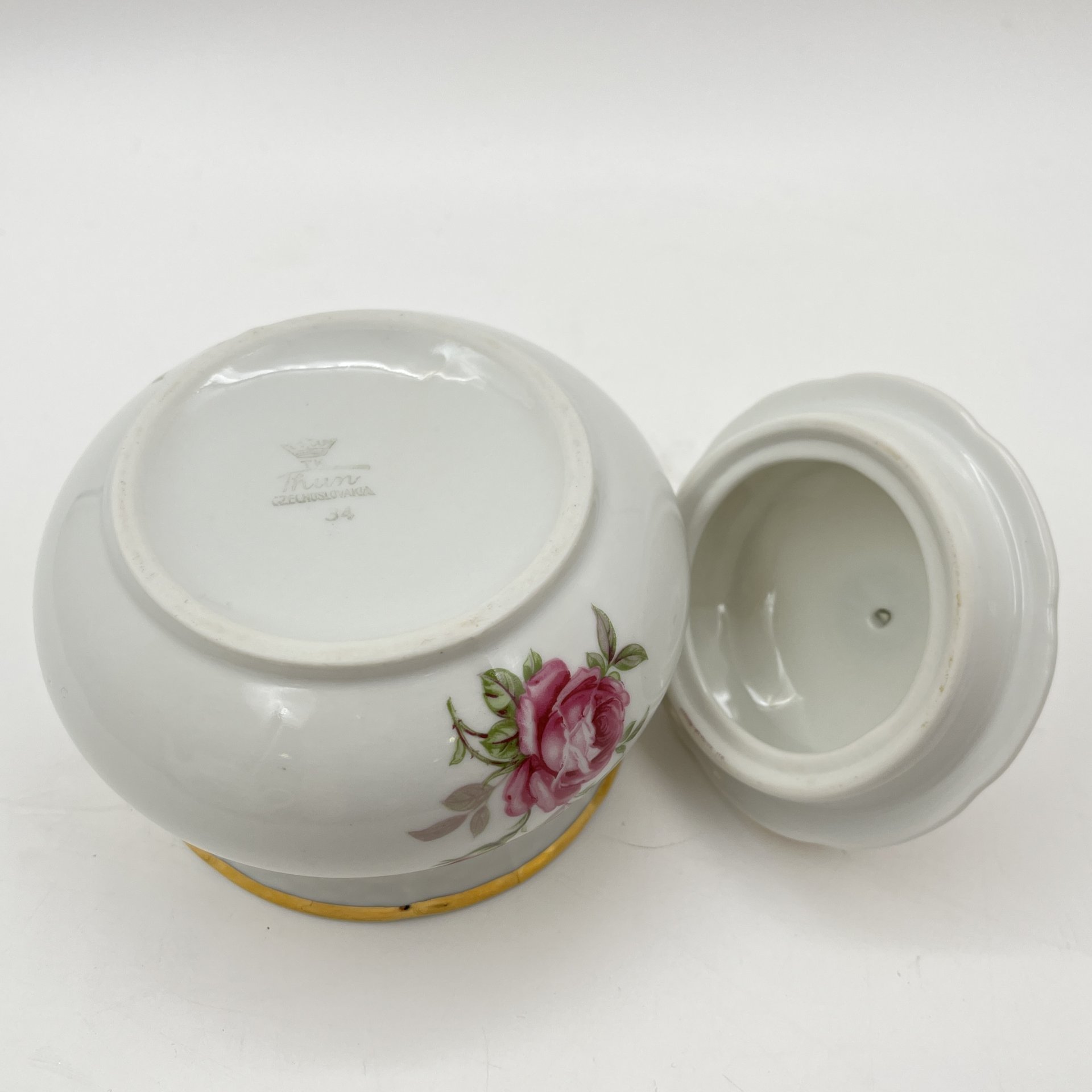 Сервиз на 3 персоны (9 предметов), украшенный изображением розы, фарфор, деколь, золочение, Thun (Тун), Чехословакия, 1970-1992 гг.