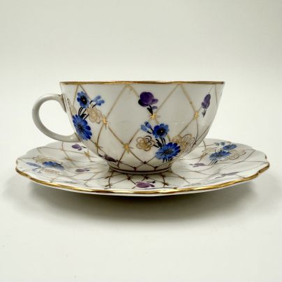Пара чайная "Золотая сетка" ("Васильки"), автор рисунка А.А. Яцкевич, фарфор, роспись, золочение, Ленинградский фарфоровый завод (ЛФЗ), СССР, 1970-1991 гг.