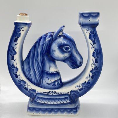 Штоф с символом года в форме головы коня и подковы, Гжель, фарфор, роспись, Россия, 2001 г.