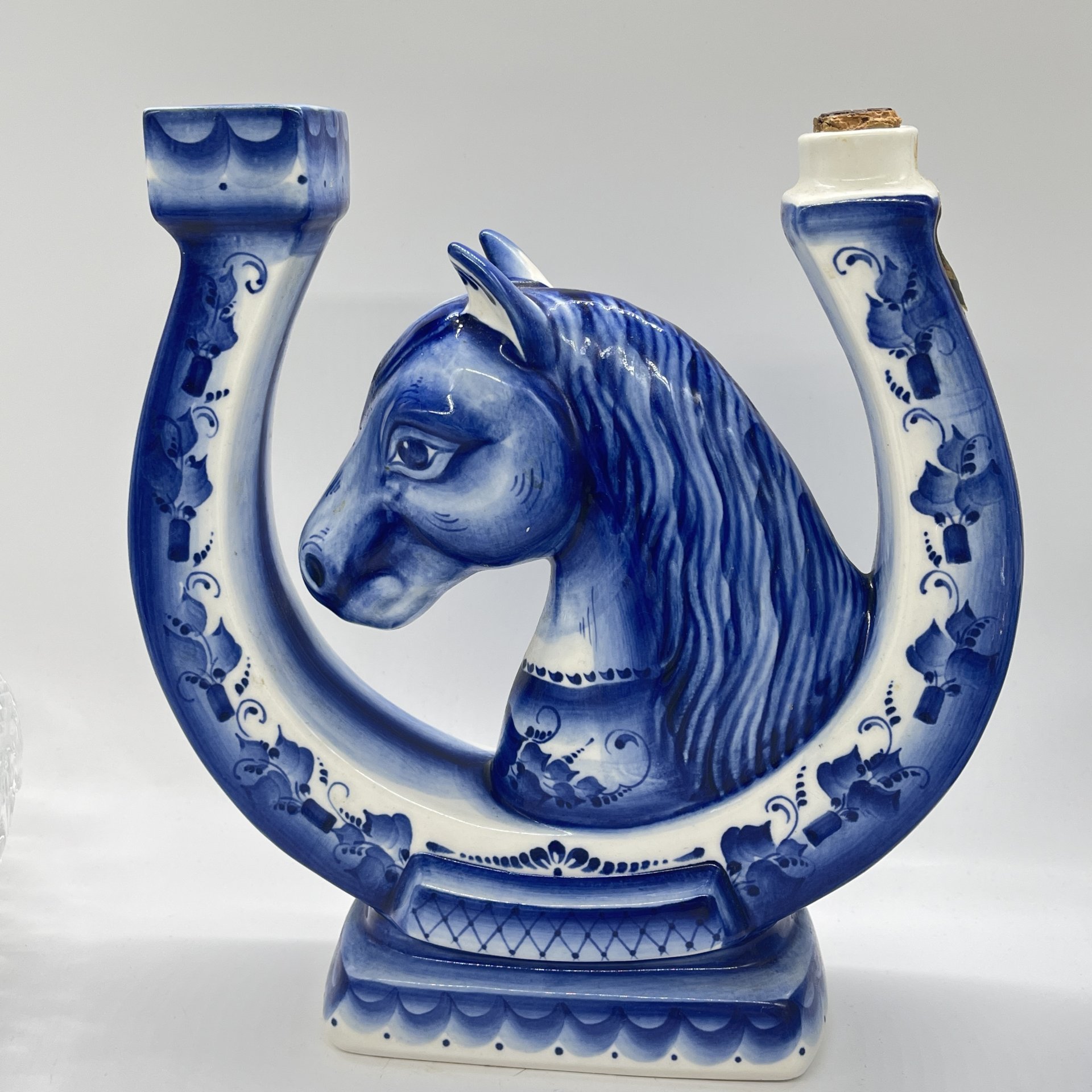 Штоф с символом года в форме головы коня и подковы, Гжель, фарфор, роспись, Россия, 2001 г.