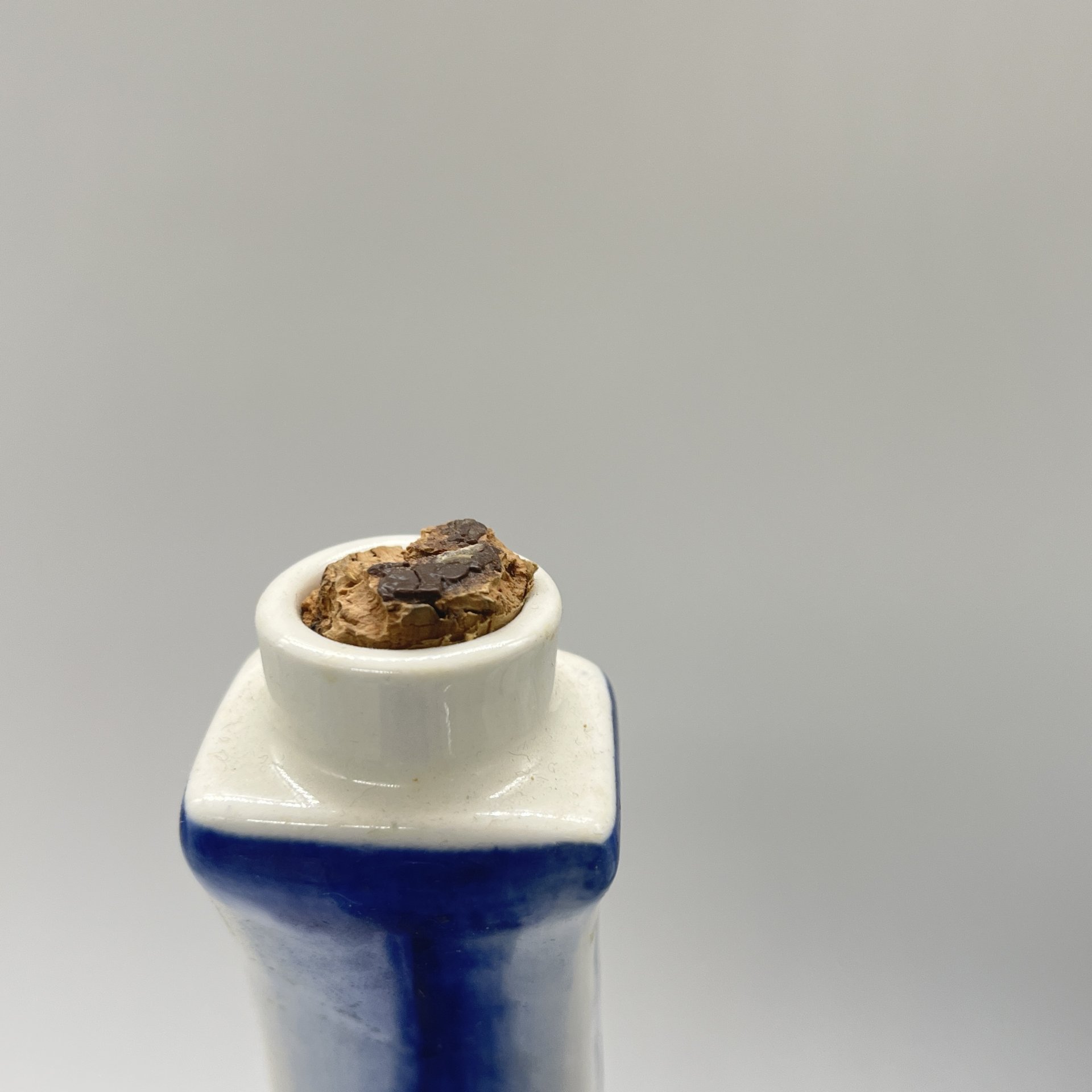 Штоф с символом года в форме головы коня и подковы, Гжель, фарфор, роспись, Россия, 2001 г.