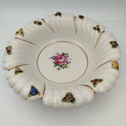 Блюдо сервировочное, украшенное лепным цветочным декором, Von Schierholz, фарфор, деколь, роспись, Германия, 1930-1945 гг.