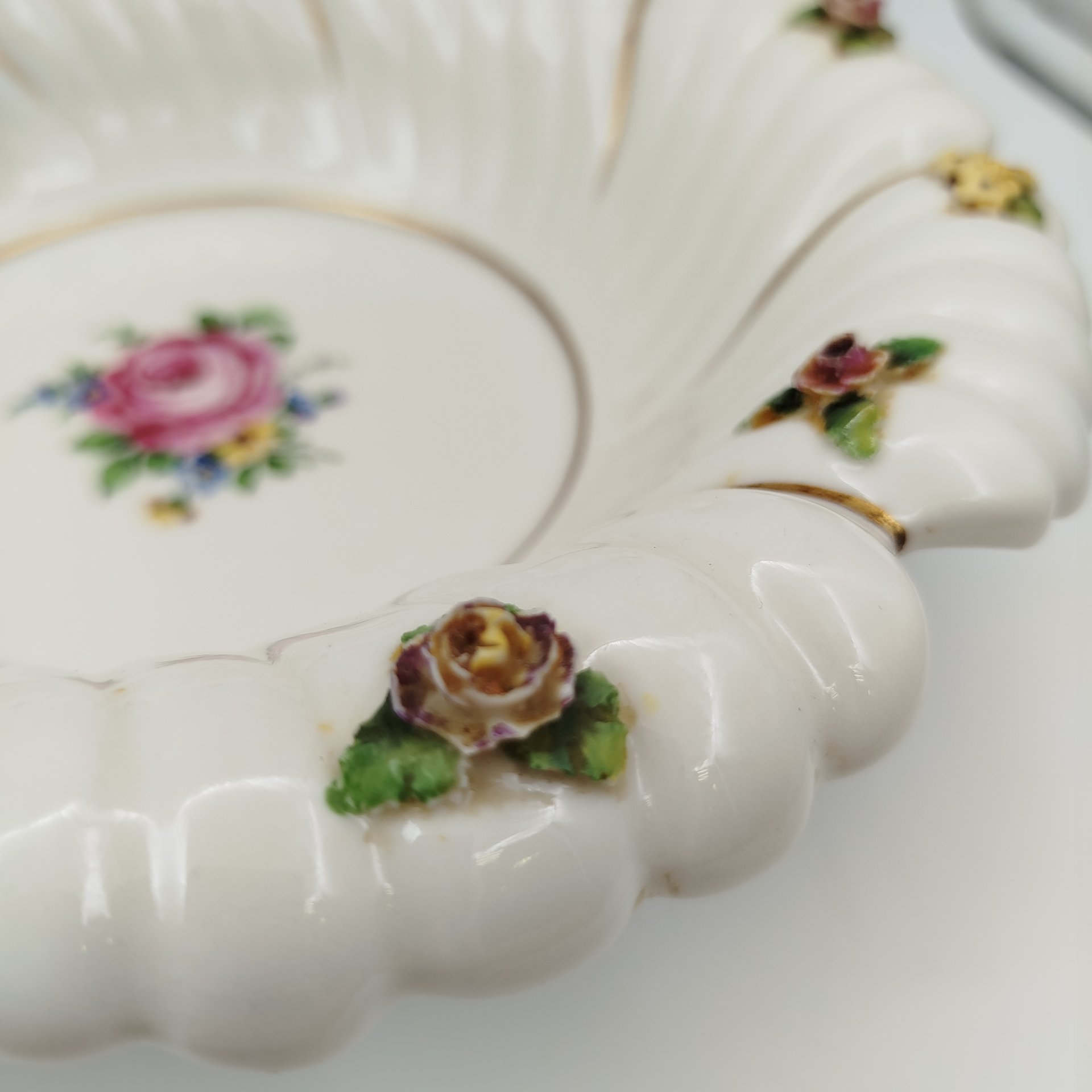 Блюдо сервировочное, украшенное лепным цветочным декором, Von Schierholz, фарфор, деколь, роспись, Германия, 1930-1945 гг.