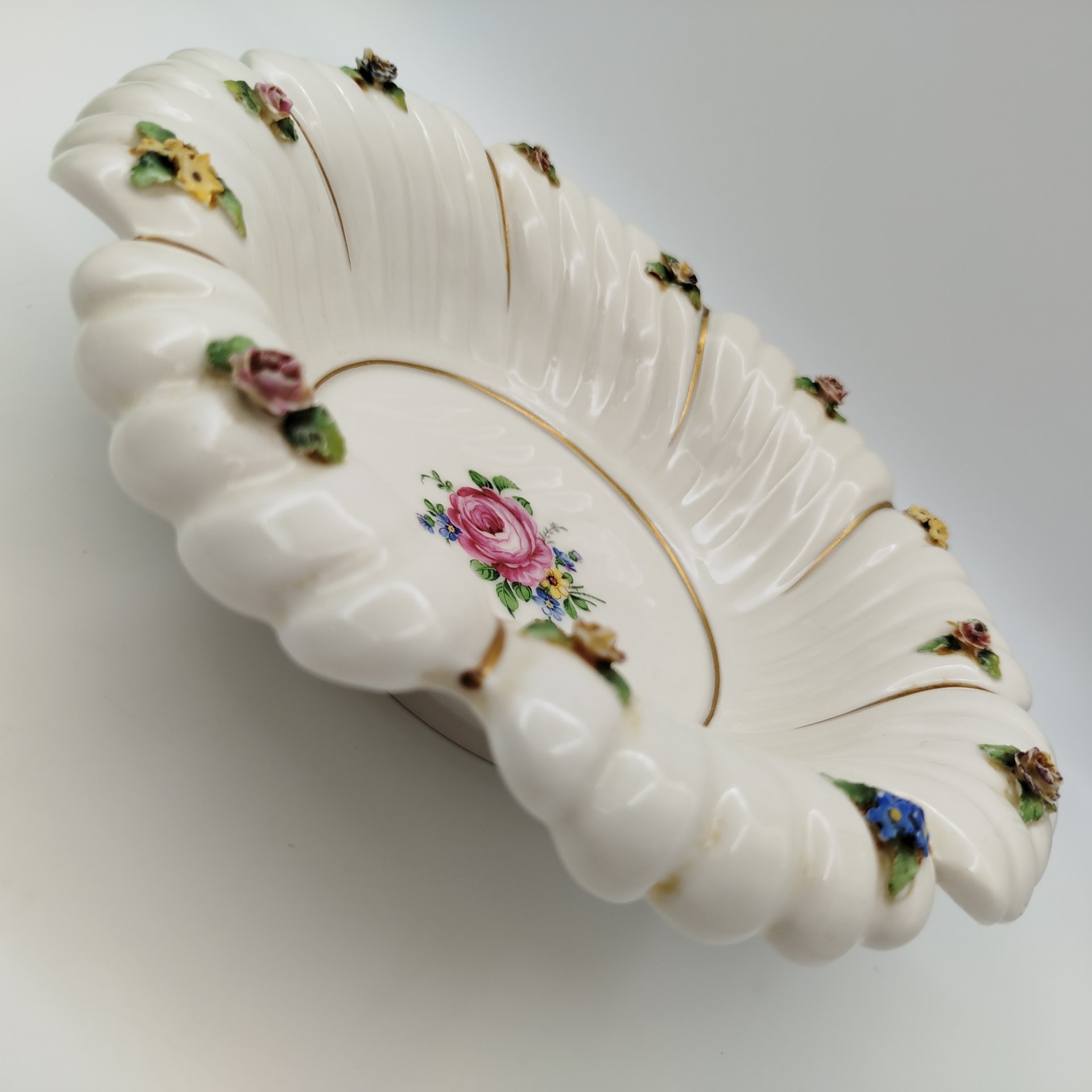 Блюдо сервировочное, украшенное лепным цветочным декором, Von Schierholz, фарфор, деколь, роспись, Германия, 1930-1945 гг.
