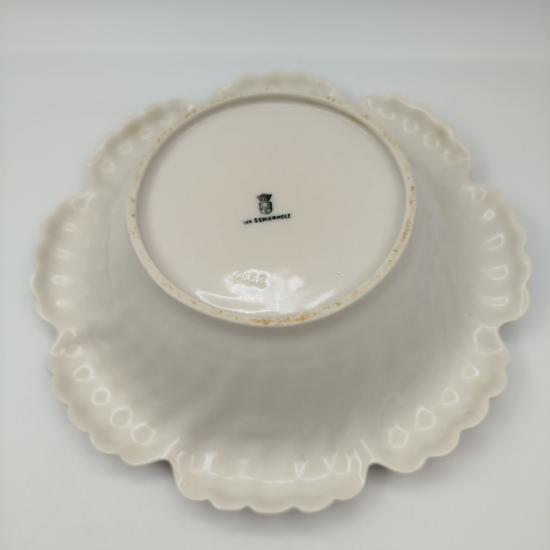 Блюдо сервировочное, украшенное лепным цветочным декором, Von Schierholz, фарфор, деколь, роспись, Германия, 1930-1945 гг.