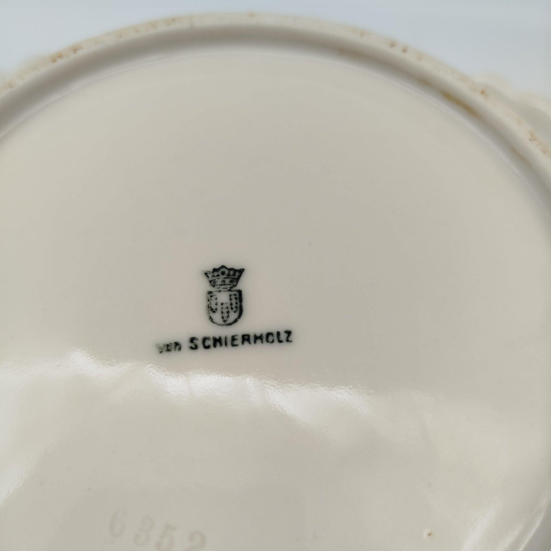 Блюдо сервировочное, украшенное лепным цветочным декором, Von Schierholz, фарфор, деколь, роспись, Германия, 1930-1945 гг.