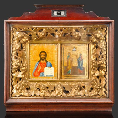 Икона-диптих составная: "Господь Вседержитель" и "Святые апостолы Петр и Павел", в киоте с растительным декором, дерево, левкас, темпера, золочение, цировка, стекло, Российская империя, 1890-1915 гг.