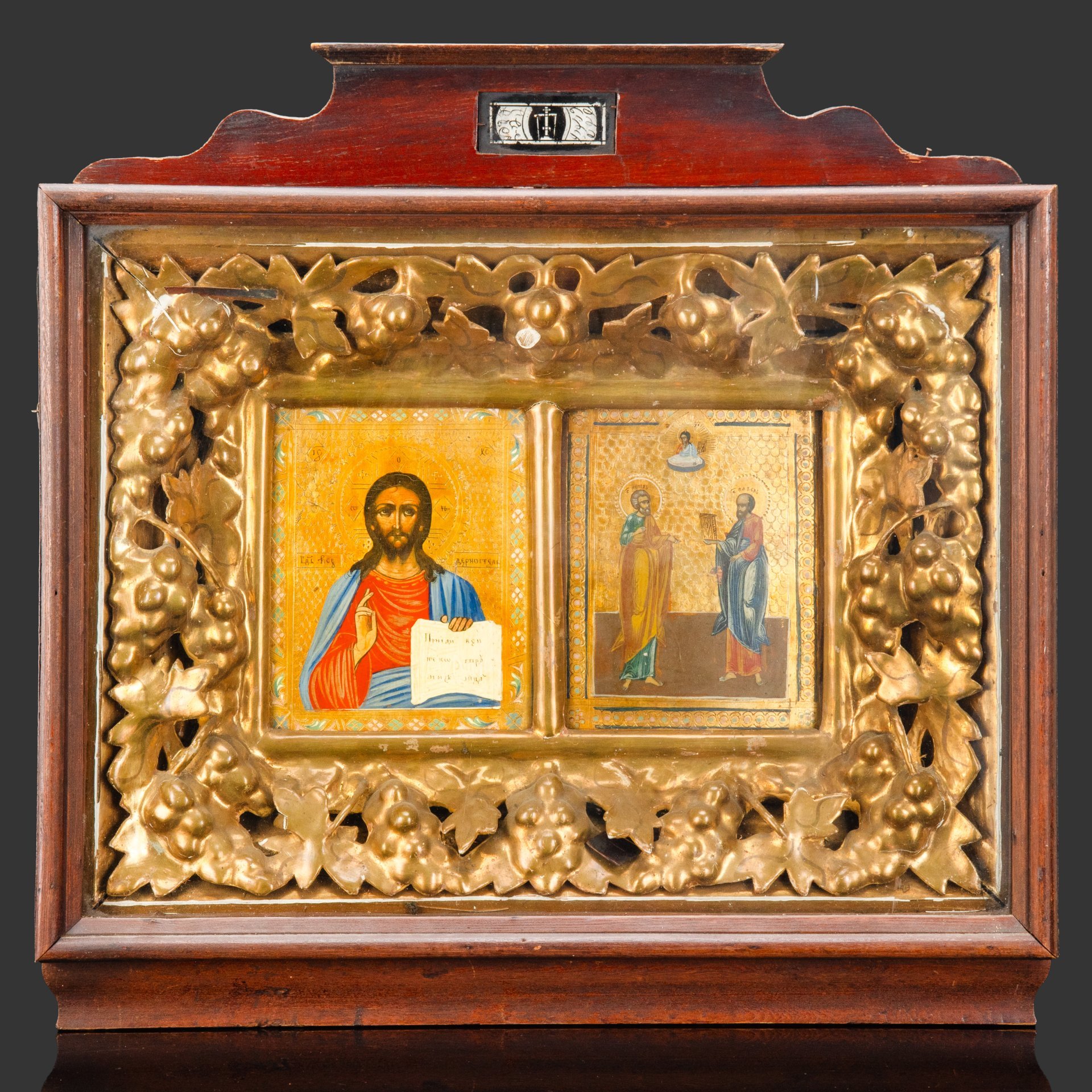 Икона-диптих составная: "Господь Вседержитель" и "Святые апостолы Петр и Павел", в киоте с растительным декором, дерево, левкас, темпера, золочение, цировка, стекло, Российская империя, 1890-1915 гг.