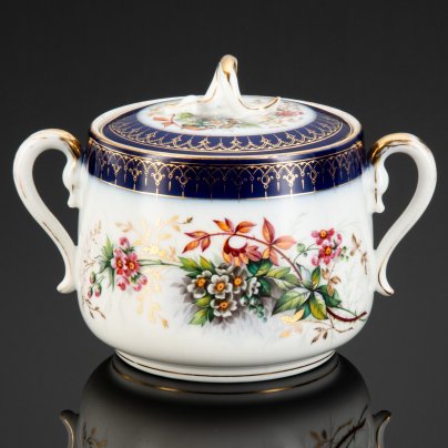 Сахарница с цветочным декором, орнаментальной каймой, навершием крышки в виде змеи и фигурными ручками, фарфор, крытье кобальтом, роспись, золочение, Фарфоровая фабрика Гарднера, Российская империя, 1870-1890 гг.