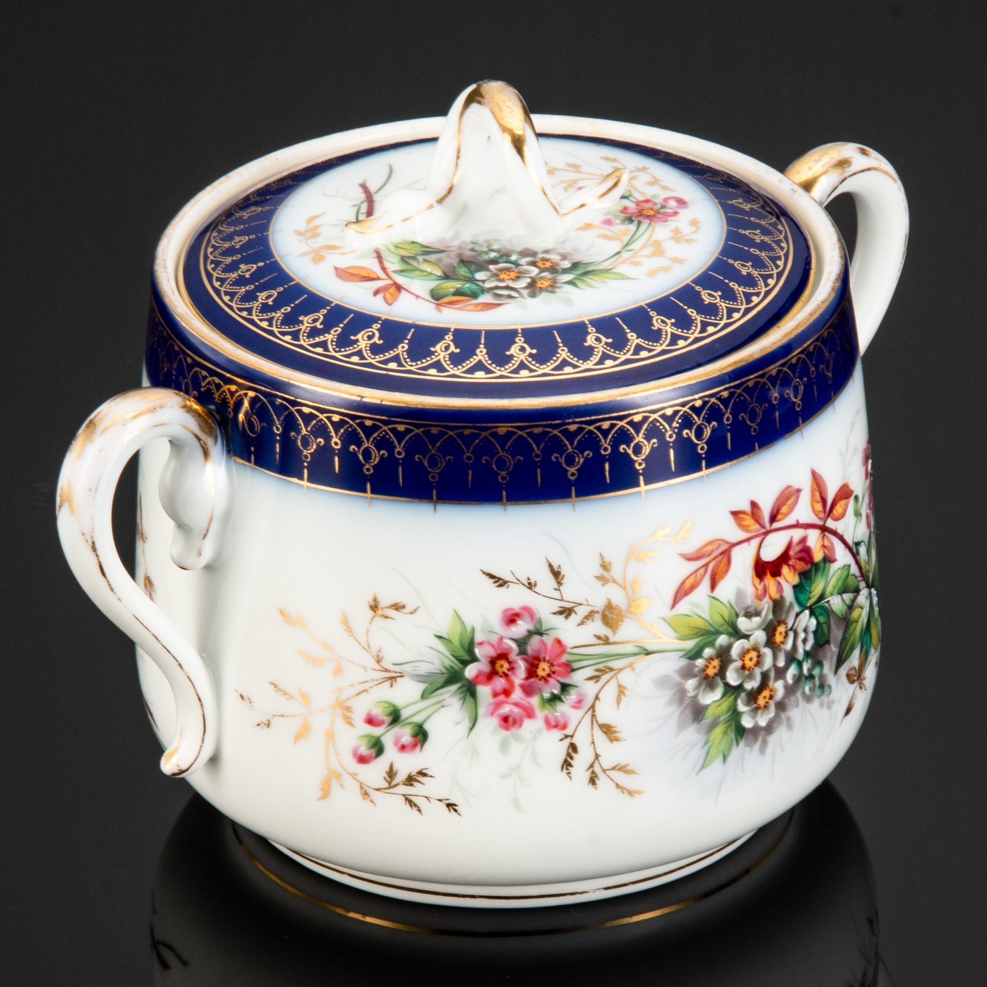 Сахарница с цветочным декором, орнаментальной каймой, навершием крышки в виде змеи и фигурными ручками, фарфор, крытье кобальтом, роспись, золочение, Фарфоровая фабрика Гарднера, Российская империя, 1870-1890 гг.